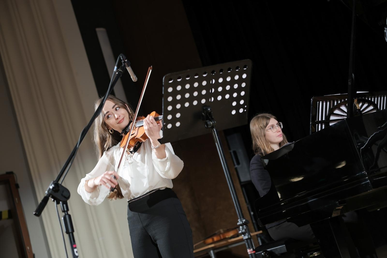 Zdjęcie w galerii na portalu naszraciborz.pl: Vivaldi, Paganini, Wieniawski, czyli SKRZYPCE na koncertach umuzykalniających w RCK wiadomości z regionu
