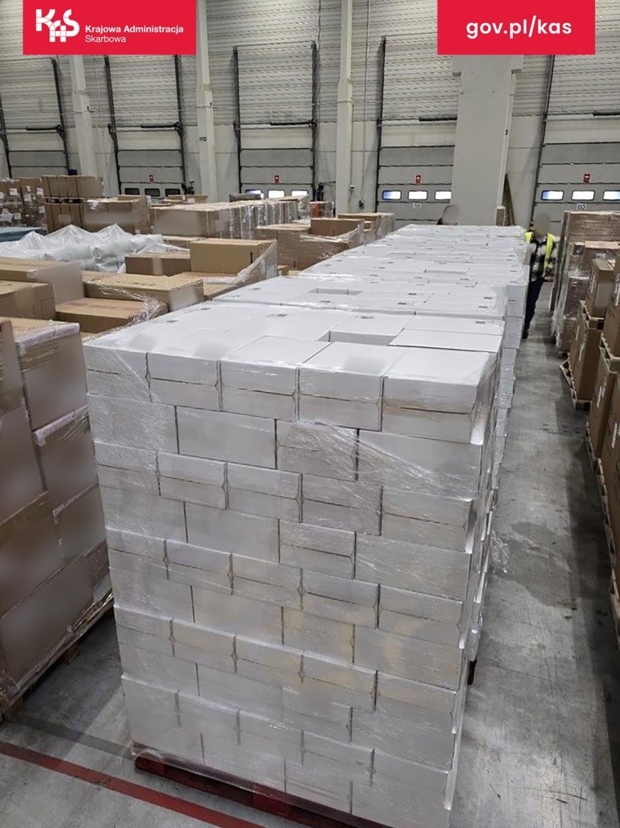 Zdjęcie w galerii na portalu naszraciborz.pl: Wyskokowy ładunek w magazynie na Górnym Śląsku. KAS przejęła 5 tys. butelek wina wiadomości z regionu