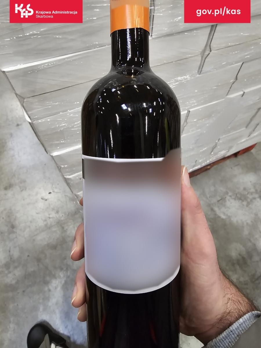 Zdjęcie w galerii na portalu naszraciborz.pl: Wyskokowy ładunek w magazynie na Górnym Śląsku. KAS przejęła 5 tys. butelek wina wiadomości z regionu