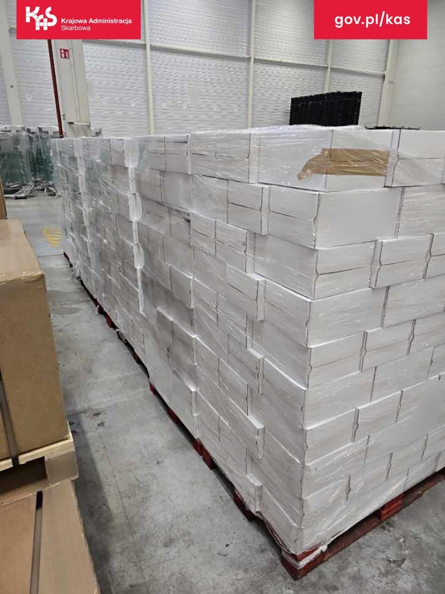 Zdjęcie w galerii na portalu naszraciborz.pl: Wyskokowy ładunek w magazynie na Górnym Śląsku. KAS przejęła 5 tys. butelek wina wiadomości z regionu