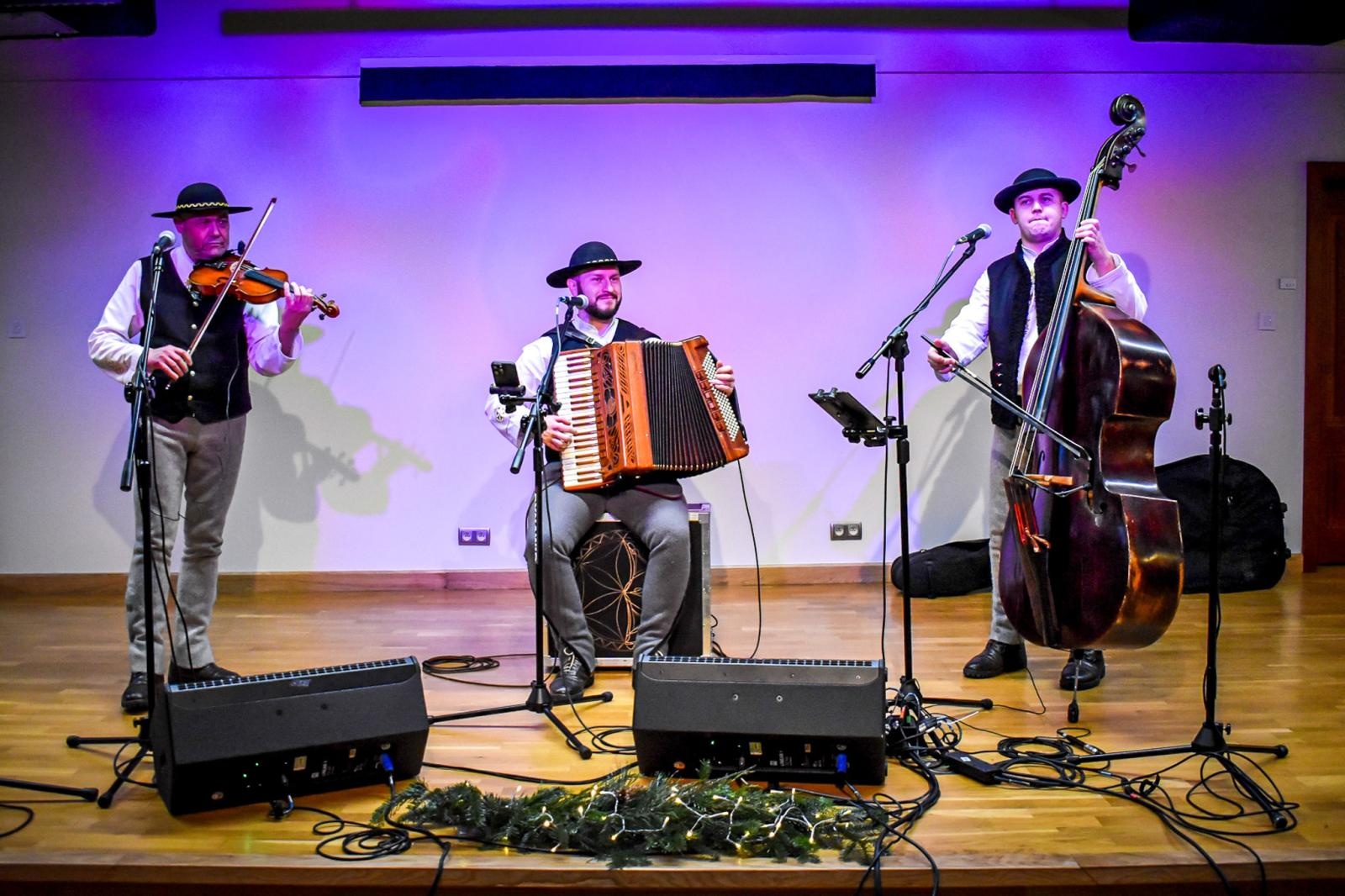 Zdjęcie w galerii na portalu naszraciborz.pl: Góralskie kolędy na zamku – noworoczne spotkanie Środowiskowego Domu Samopomocy wiadomości z regionu