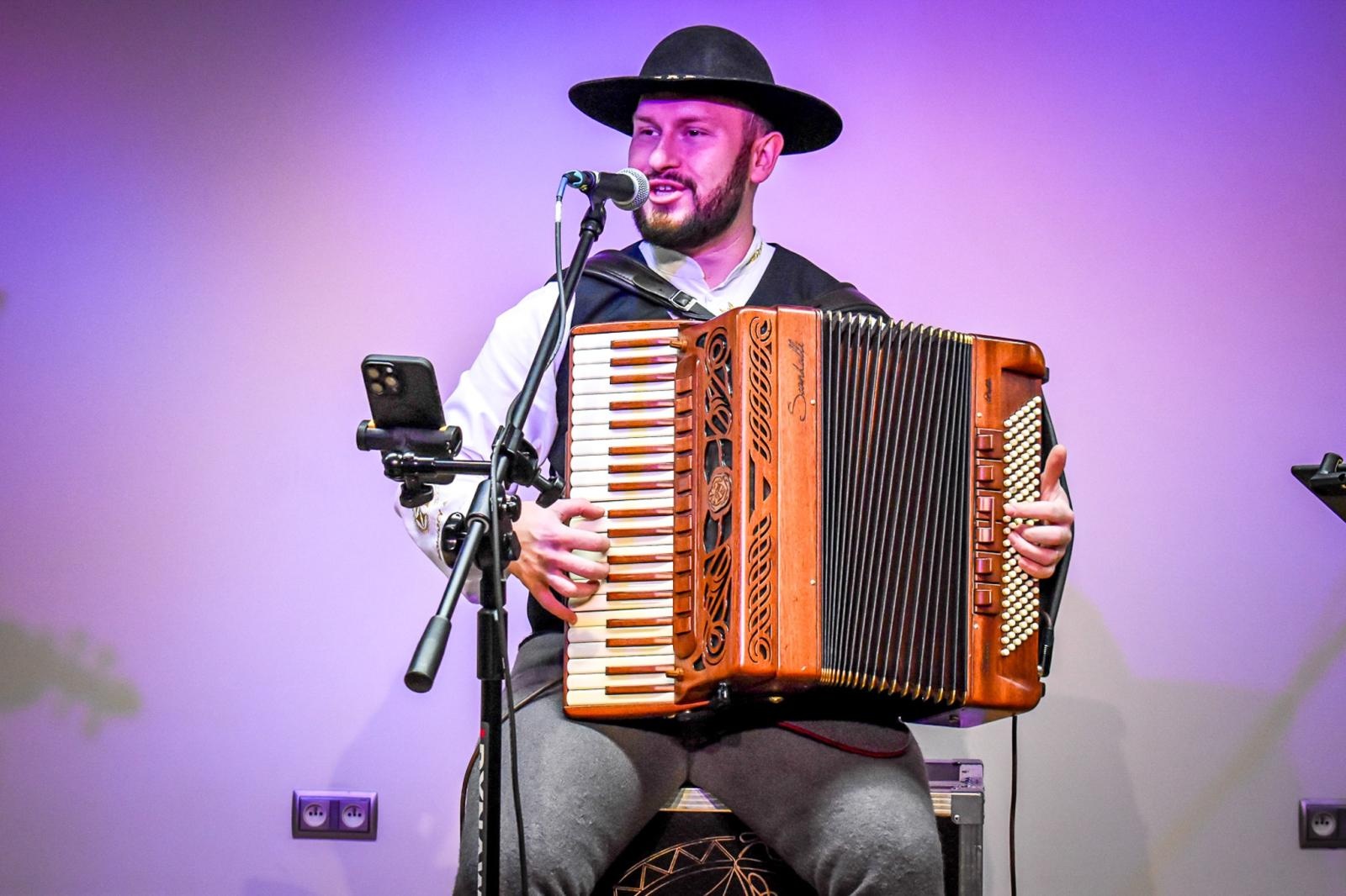 Zdjęcie w galerii na portalu naszraciborz.pl: Góralskie kolędy na zamku – noworoczne spotkanie Środowiskowego Domu Samopomocy wiadomości z regionu