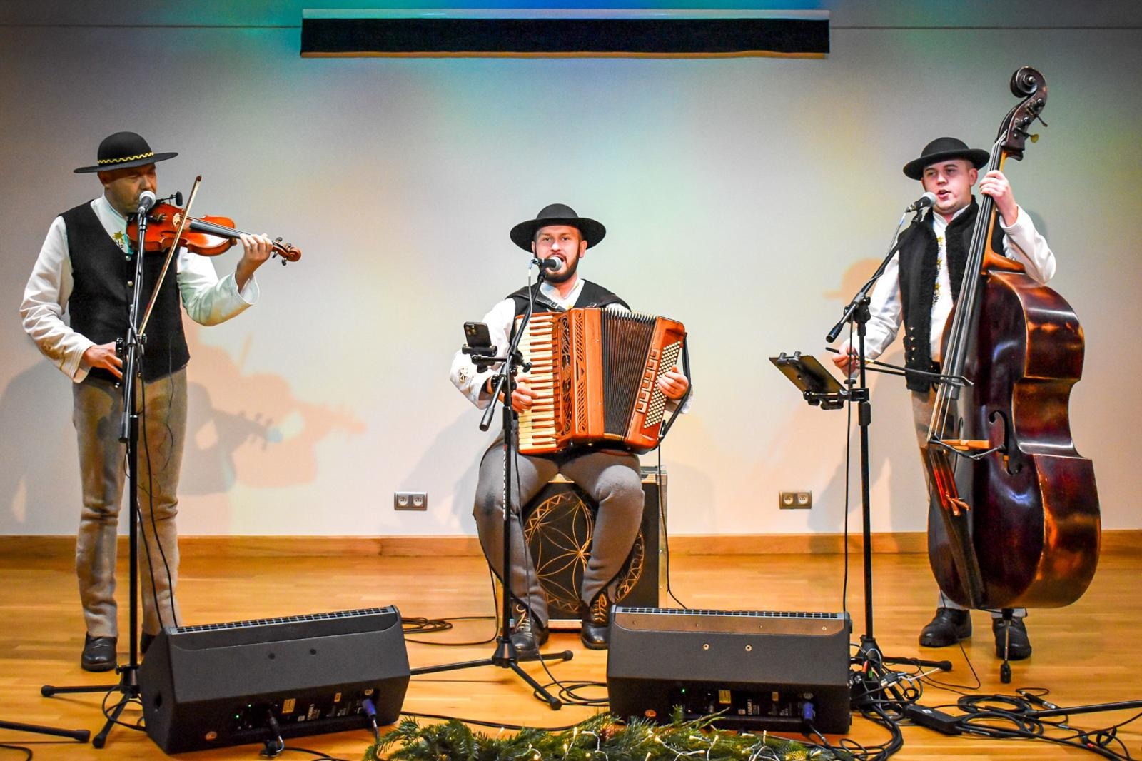 Zdjęcie w galerii na portalu naszraciborz.pl: Góralskie kolędy na zamku – noworoczne spotkanie Środowiskowego Domu Samopomocy wiadomości z regionu