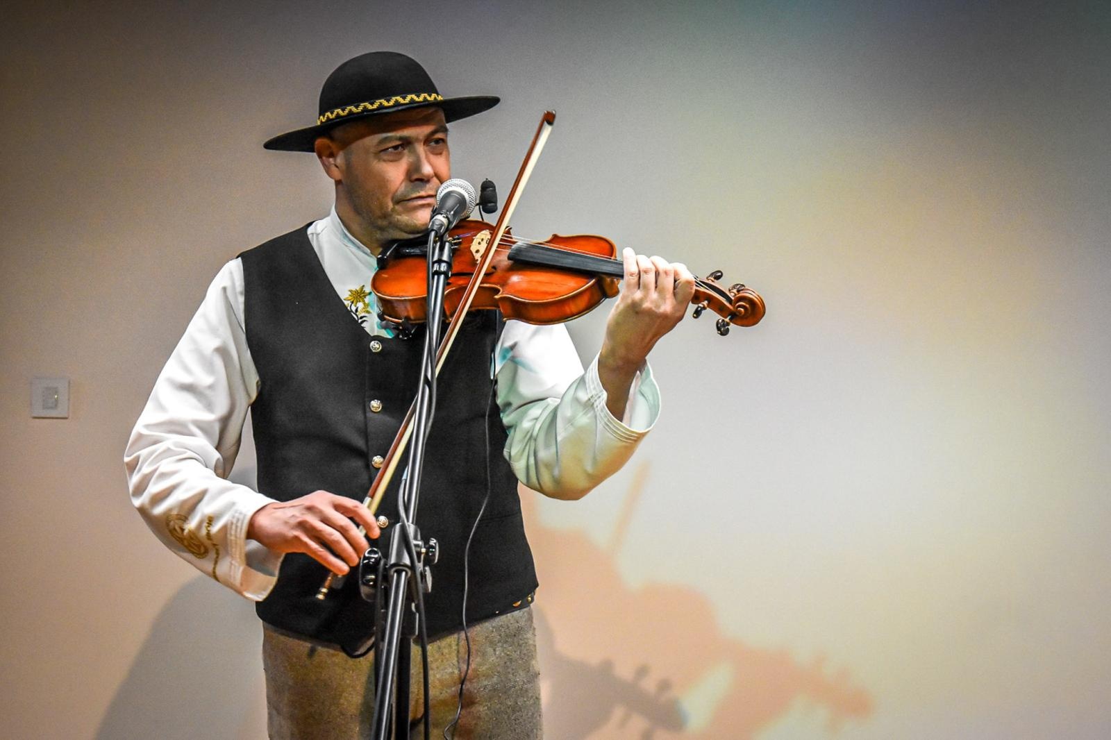 Zdjęcie w galerii na portalu naszraciborz.pl: Góralskie kolędy na zamku – noworoczne spotkanie Środowiskowego Domu Samopomocy wiadomości z regionu