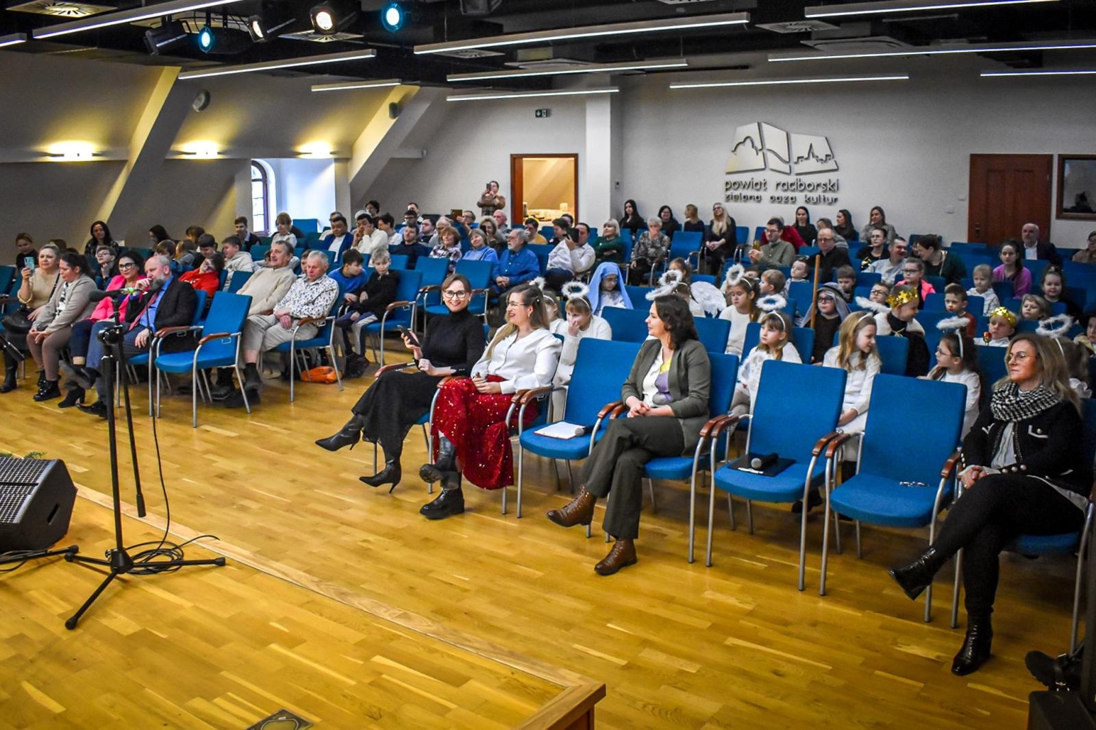 Zdjęcie w galerii na portalu naszraciborz.pl: Góralskie kolędy na zamku – noworoczne spotkanie Środowiskowego Domu Samopomocy wiadomości z regionu