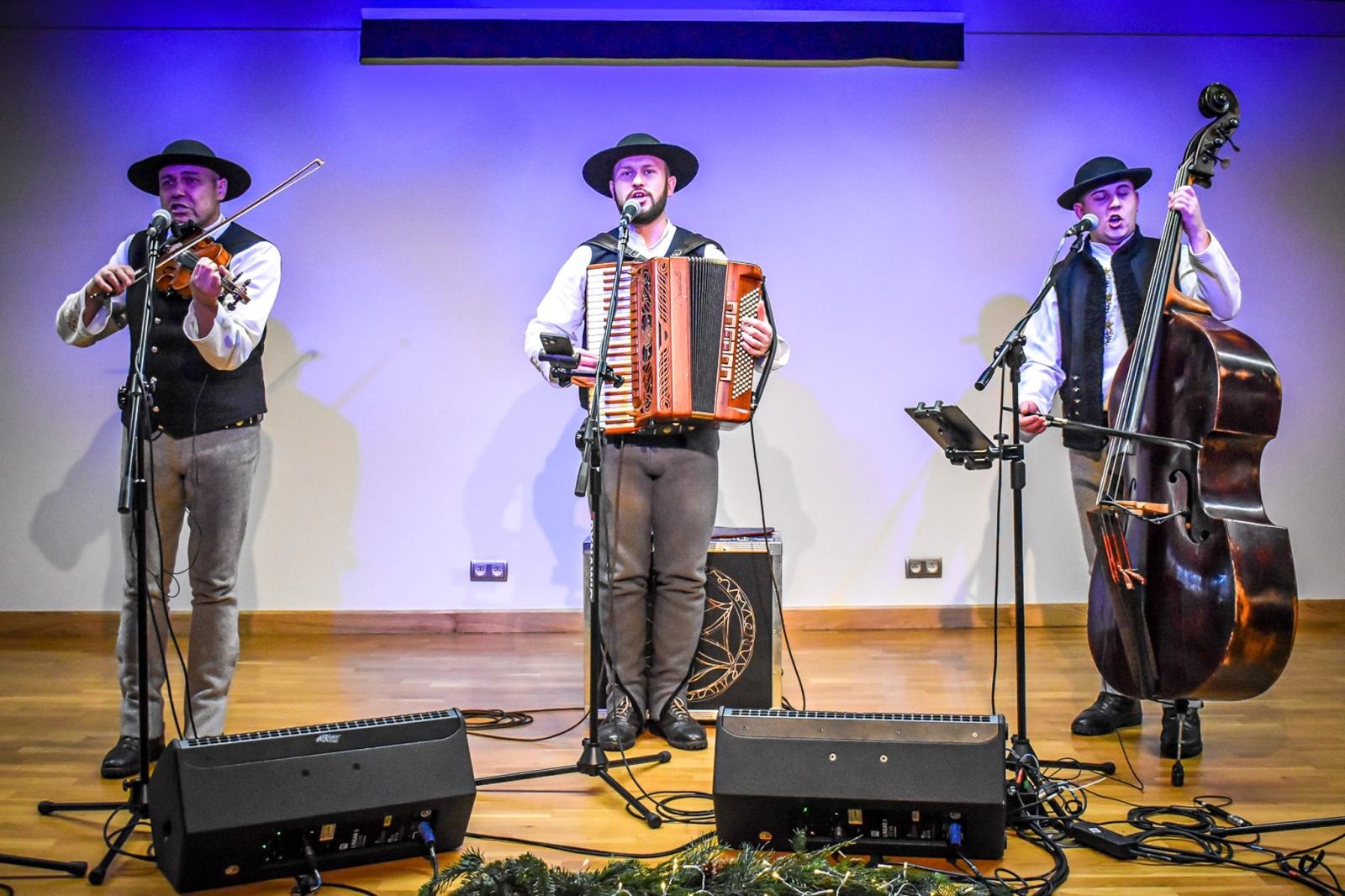 Zdjęcie w galerii na portalu naszraciborz.pl: Góralskie kolędy na zamku – noworoczne spotkanie Środowiskowego Domu Samopomocy wiadomości z regionu