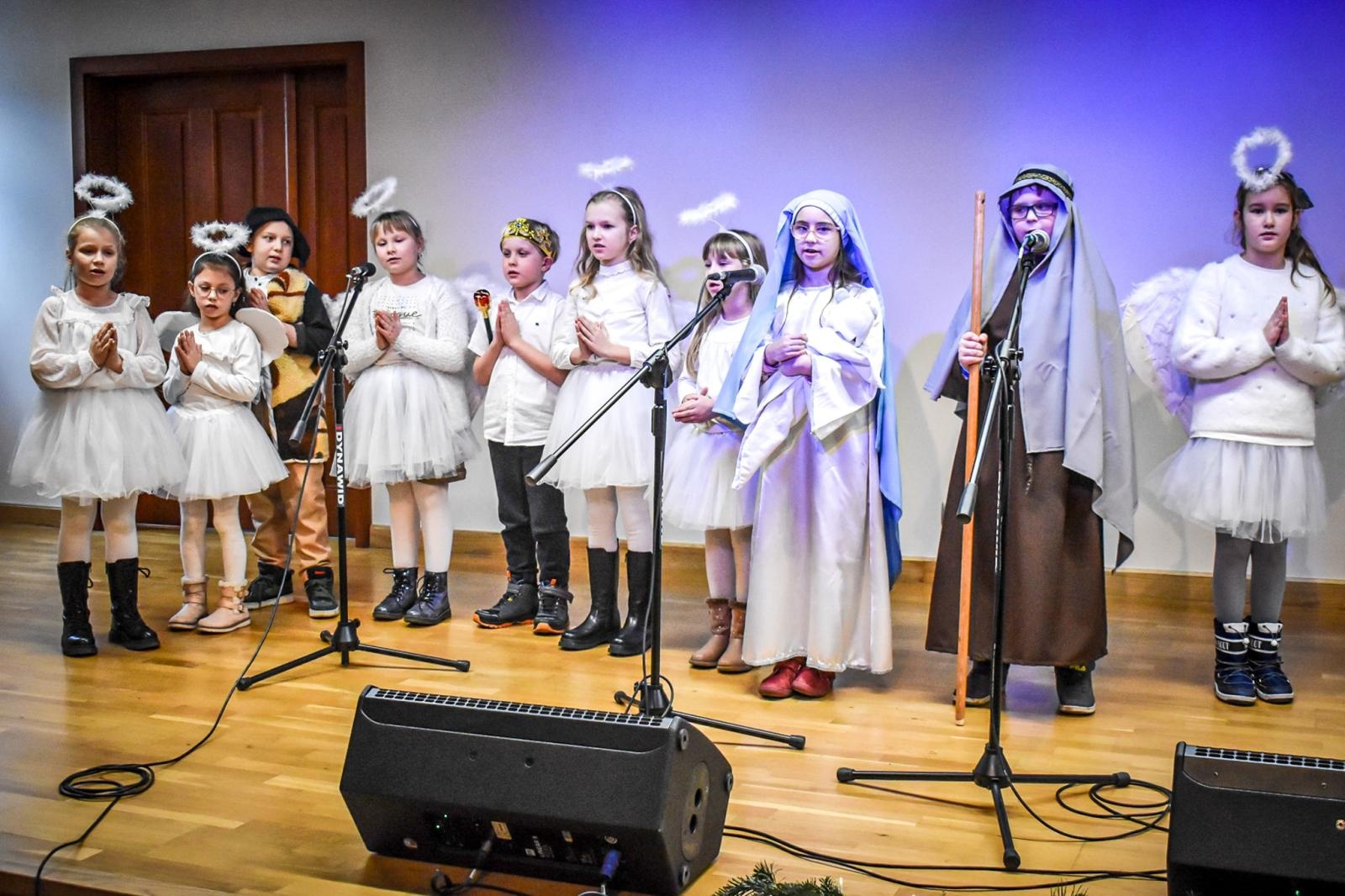 Zdjęcie w galerii na portalu naszraciborz.pl: Góralskie kolędy na zamku – noworoczne spotkanie Środowiskowego Domu Samopomocy wiadomości z regionu