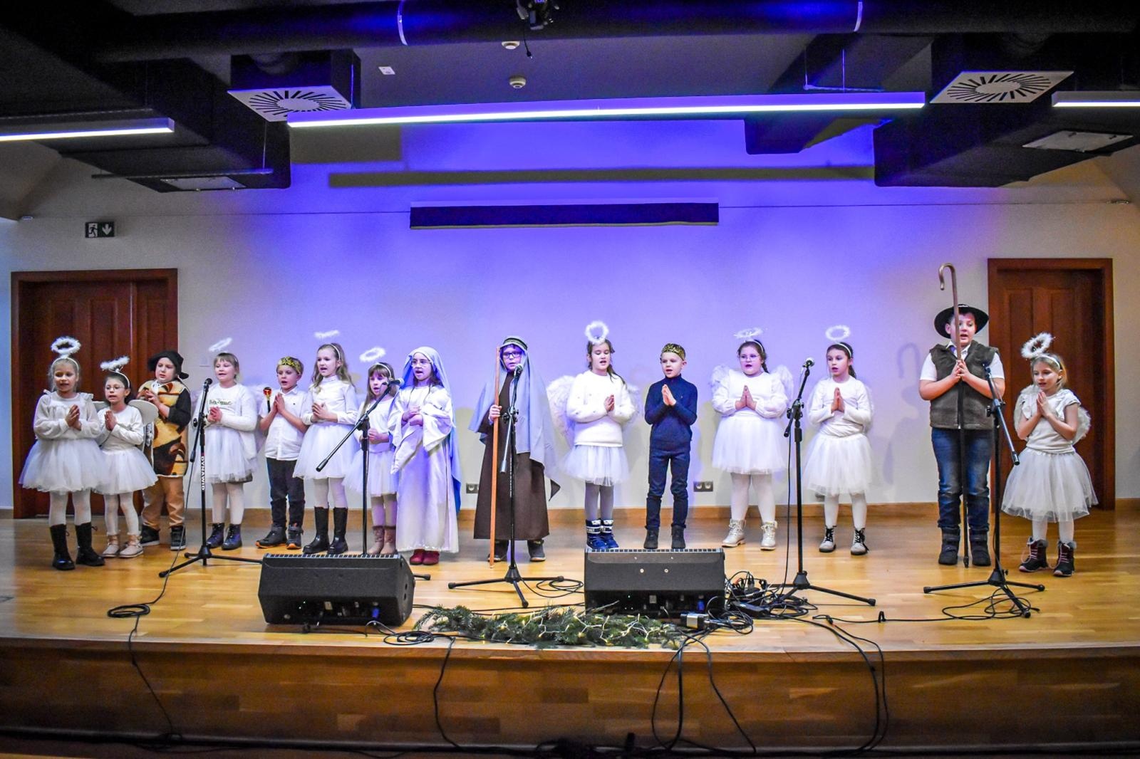 Zdjęcie w galerii na portalu naszraciborz.pl: Góralskie kolędy na zamku – noworoczne spotkanie Środowiskowego Domu Samopomocy wiadomości z regionu