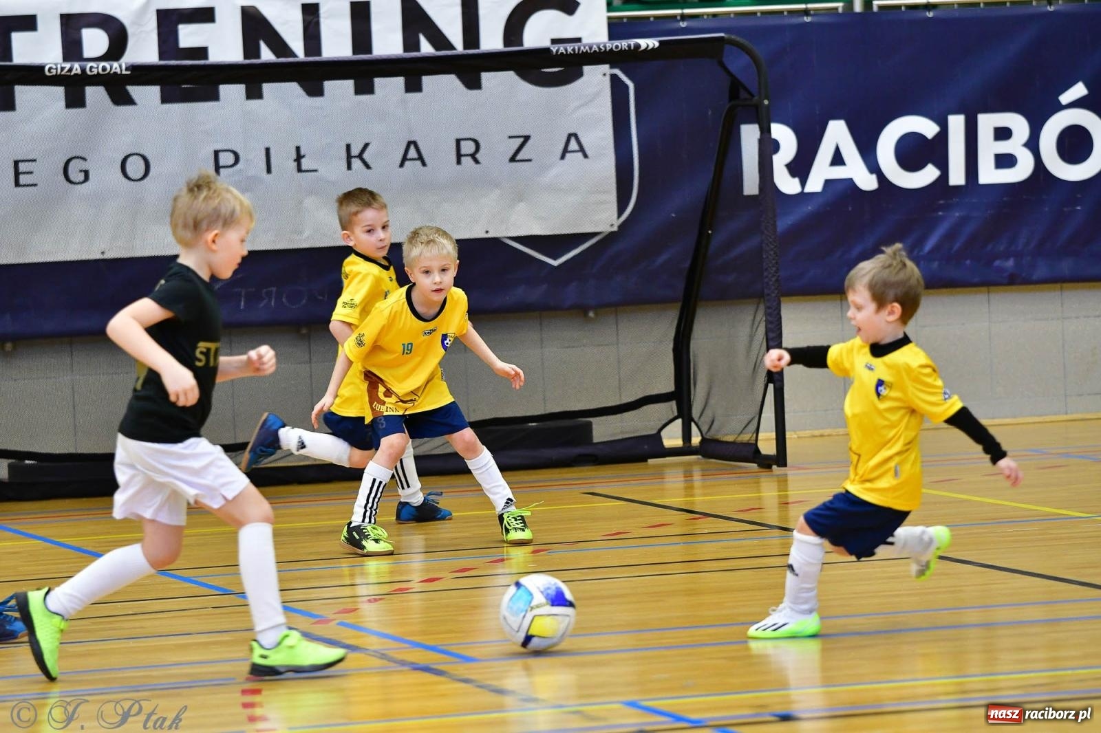 Zdjęcie w galerii na portalu naszraciborz.pl: Junior Futsal Cup. Zmagania skrzatów w hali OSiR Racibórz [FOTO] wiadomości z regionu