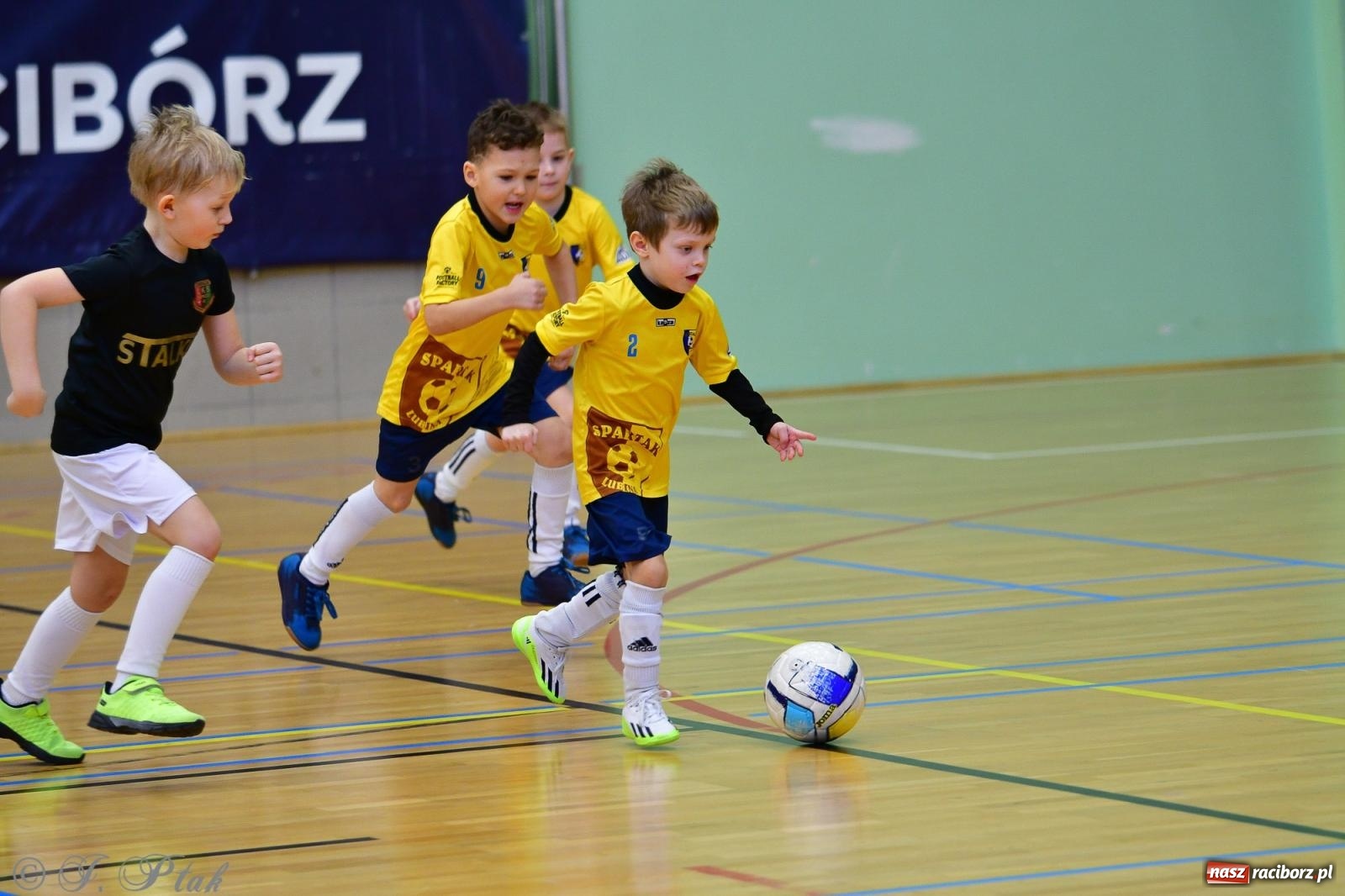 Zdjęcie w galerii na portalu naszraciborz.pl: Junior Futsal Cup. Zmagania skrzatów w hali OSiR Racibórz [FOTO] wiadomości z regionu