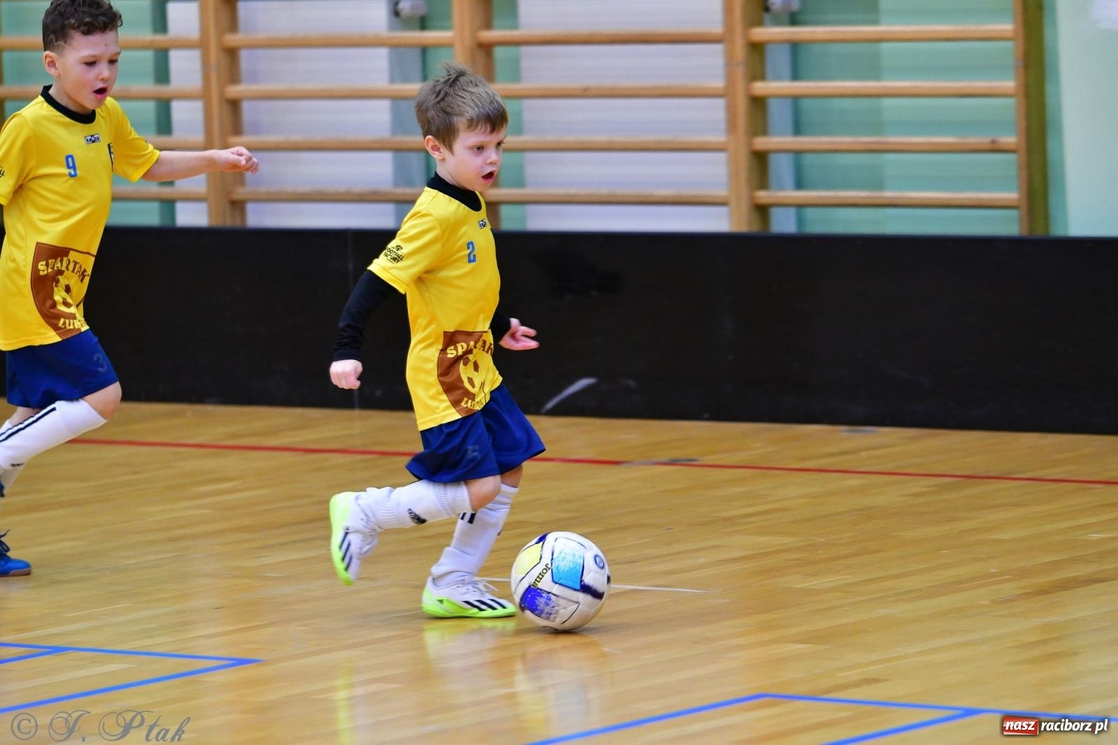 Zdjęcie w galerii na portalu naszraciborz.pl: Junior Futsal Cup. Zmagania skrzatów w hali OSiR Racibórz [FOTO] wiadomości z regionu