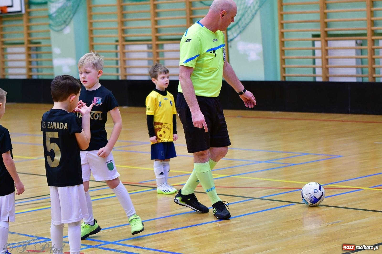 Zdjęcie w galerii na portalu naszraciborz.pl: Junior Futsal Cup. Zmagania skrzatów w hali OSiR Racibórz [FOTO] wiadomości z regionu