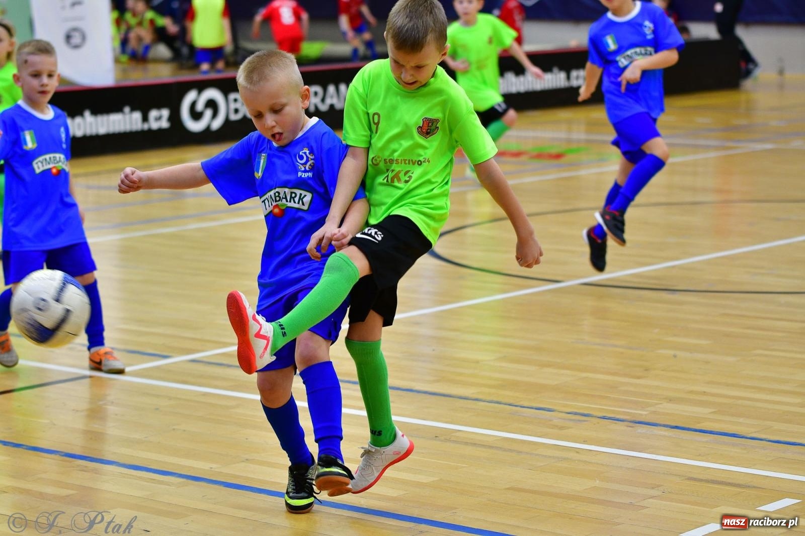 Zdjęcie w galerii na portalu naszraciborz.pl: Junior Futsal Cup. Zmagania skrzatów w hali OSiR Racibórz [FOTO] wiadomości z regionu