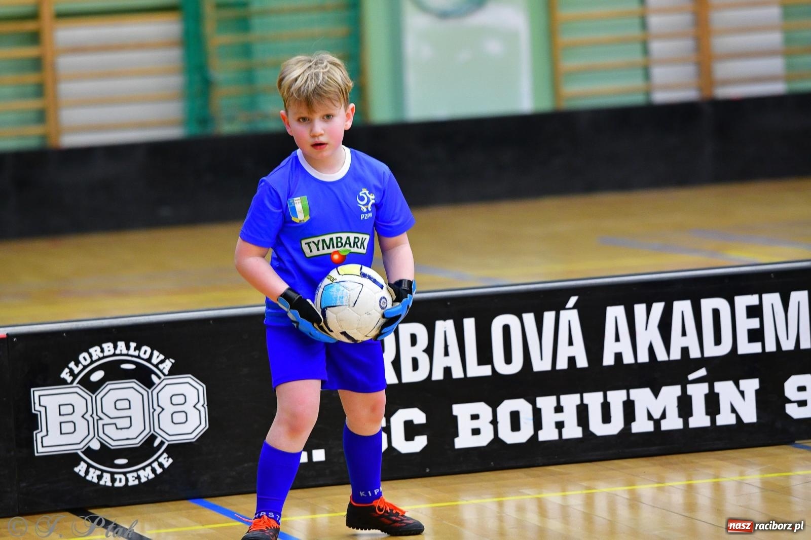 Zdjęcie w galerii na portalu naszraciborz.pl: Junior Futsal Cup. Zmagania skrzatów w hali OSiR Racibórz [FOTO] wiadomości z regionu
