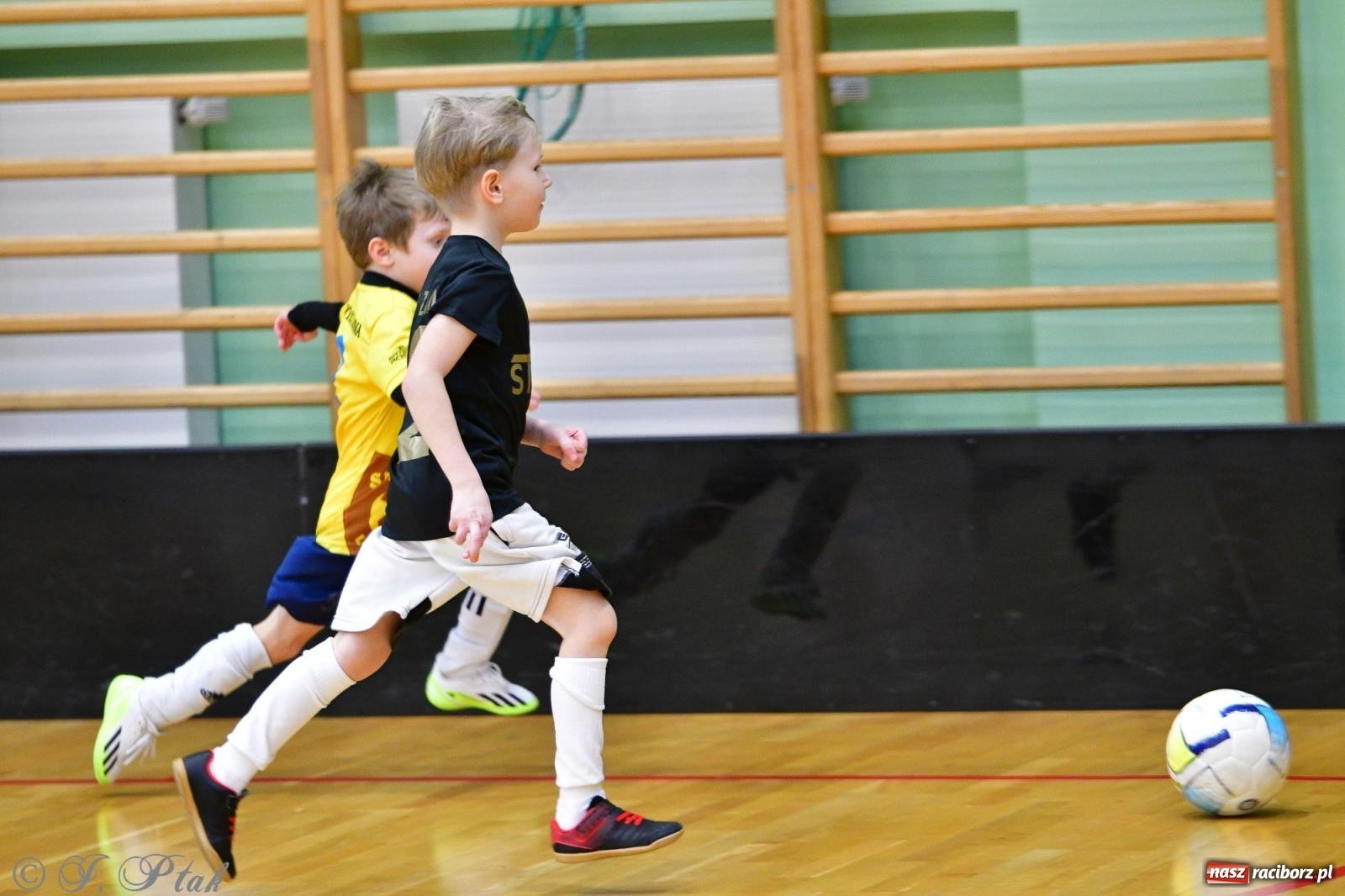 Zdjęcie w galerii na portalu naszraciborz.pl: Junior Futsal Cup. Zmagania skrzatów w hali OSiR Racibórz [FOTO] wiadomości z regionu