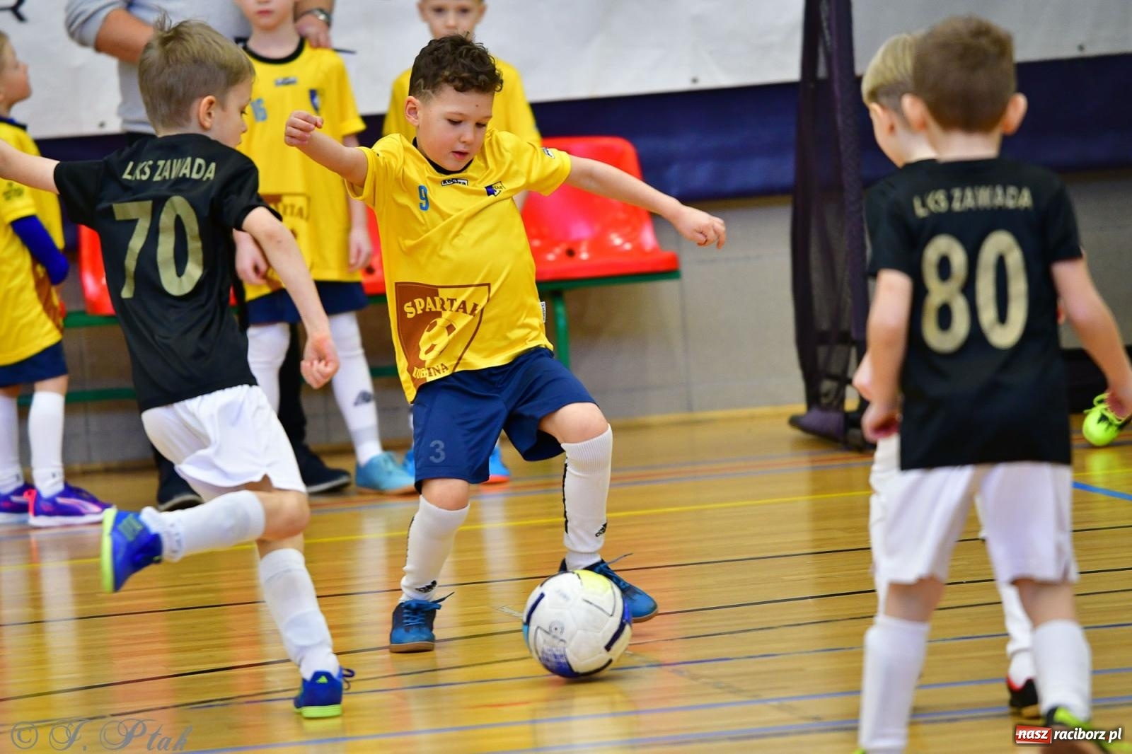 Zdjęcie w galerii na portalu naszraciborz.pl: Junior Futsal Cup. Zmagania skrzatów w hali OSiR Racibórz [FOTO] wiadomości z regionu