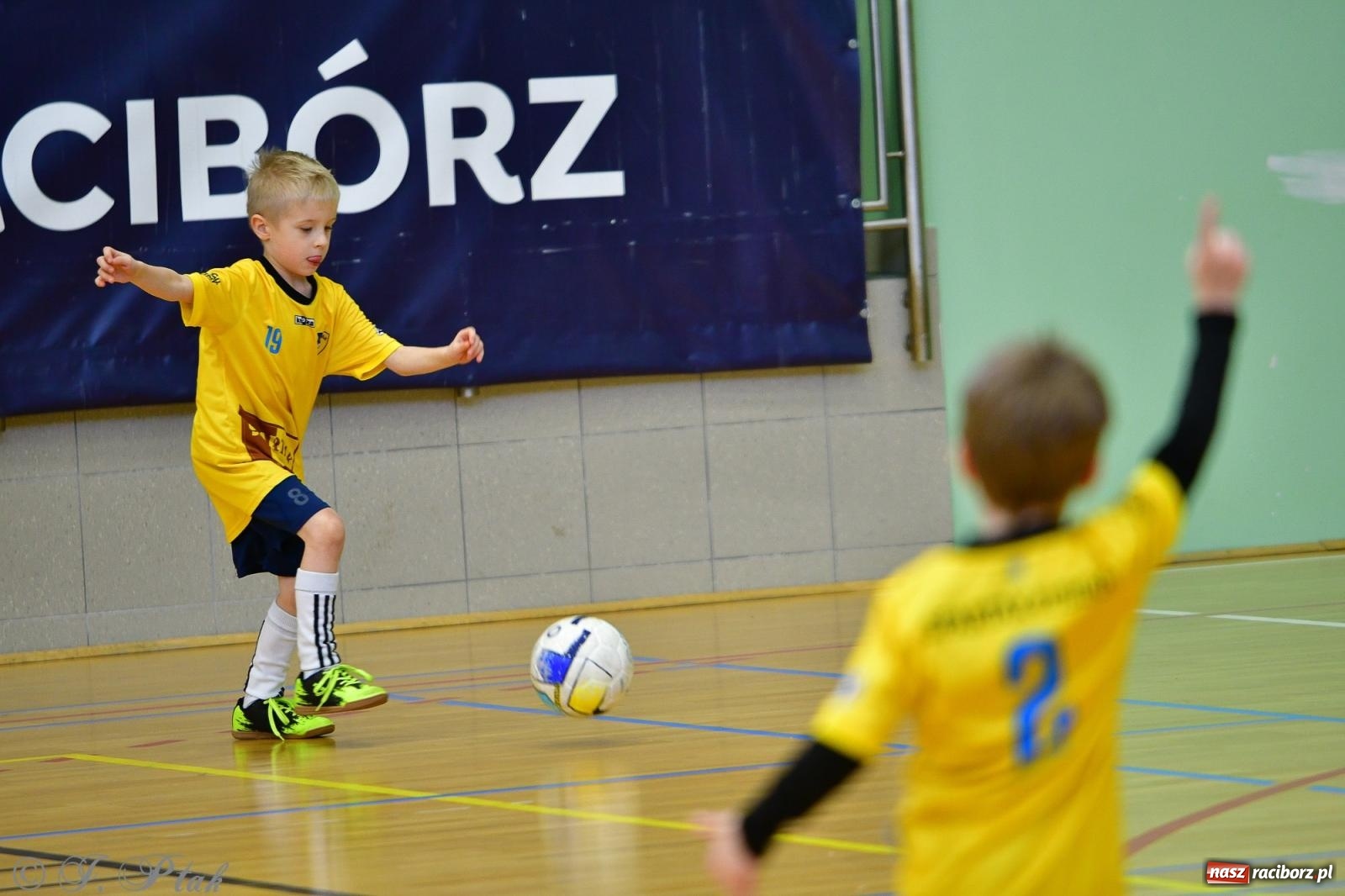 Zdjęcie w galerii na portalu naszraciborz.pl: Junior Futsal Cup. Zmagania skrzatów w hali OSiR Racibórz [FOTO] wiadomości z regionu