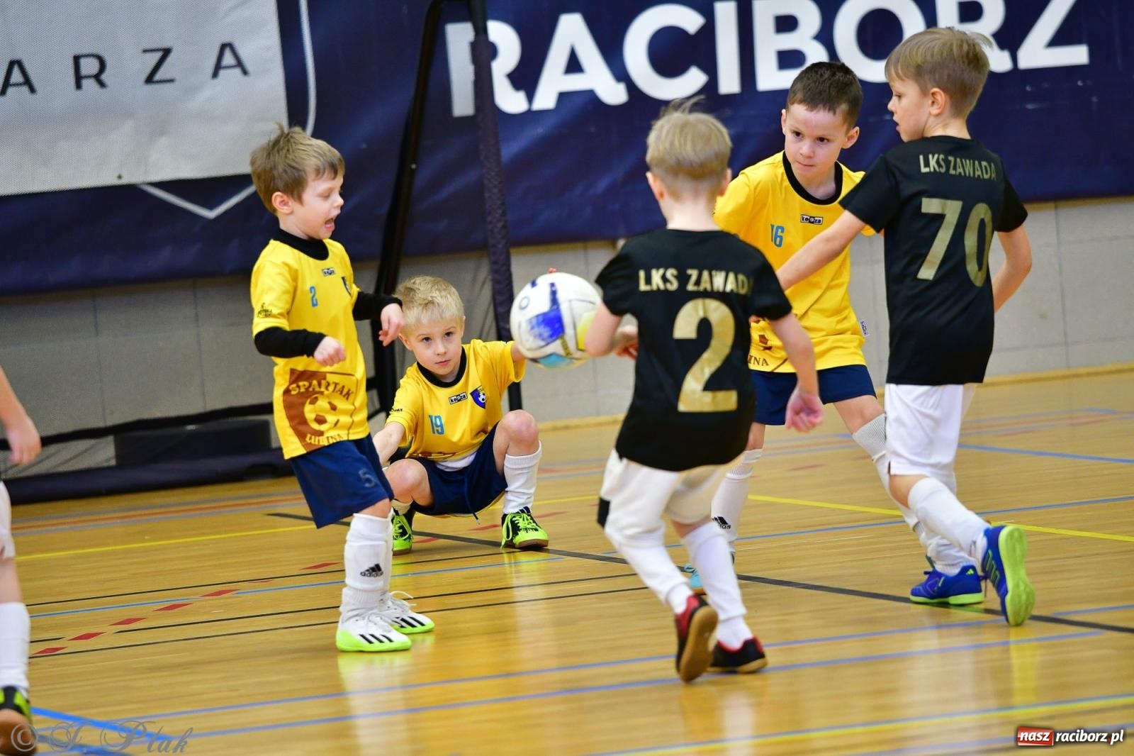 Zdjęcie w galerii na portalu naszraciborz.pl: Junior Futsal Cup. Zmagania skrzatów w hali OSiR Racibórz [FOTO] wiadomości z regionu