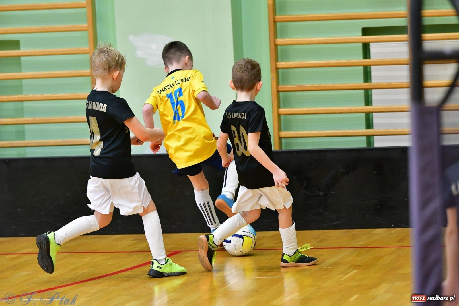 Zdjęcie w galerii na portalu naszraciborz.pl: Junior Futsal Cup. Zmagania skrzatów w hali OSiR Racibórz [FOTO] wiadomości z regionu