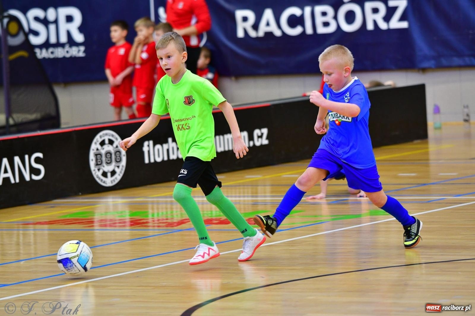 Zdjęcie w galerii na portalu naszraciborz.pl: Junior Futsal Cup. Zmagania skrzatów w hali OSiR Racibórz [FOTO] wiadomości z regionu