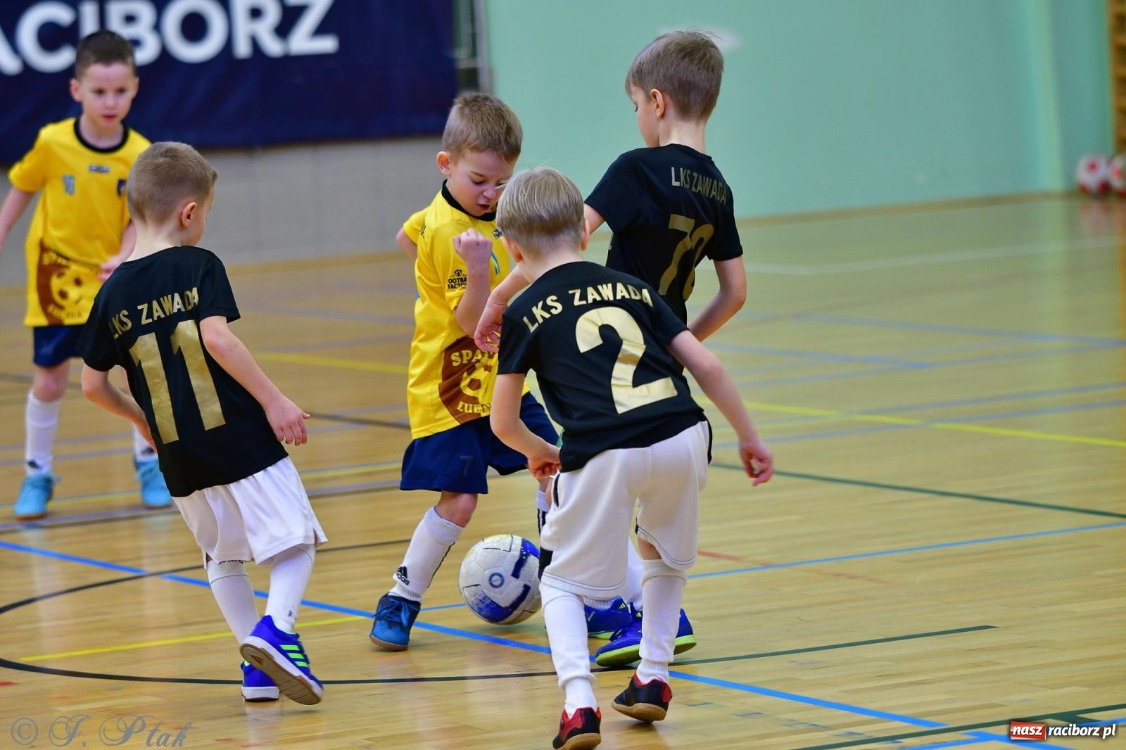 Zdjęcie w galerii na portalu naszraciborz.pl: Junior Futsal Cup. Zmagania skrzatów w hali OSiR Racibórz [FOTO] wiadomości z regionu