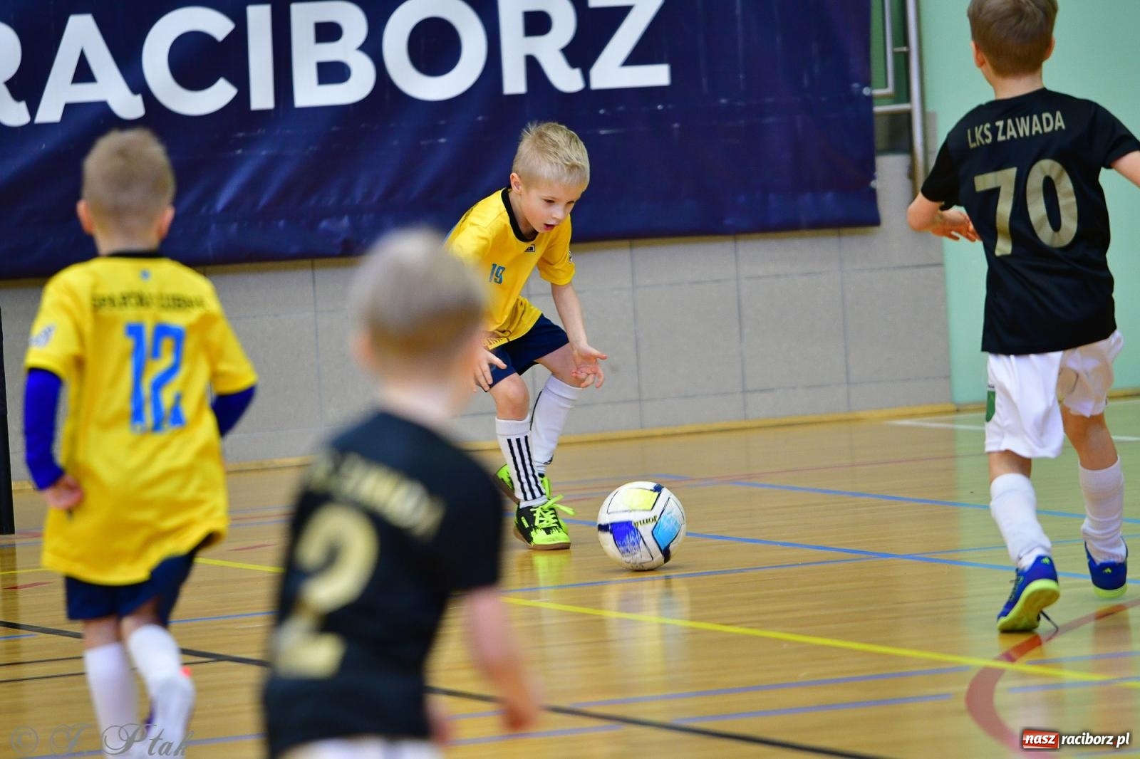 Zdjęcie w galerii na portalu naszraciborz.pl: Junior Futsal Cup. Zmagania skrzatów w hali OSiR Racibórz [FOTO] wiadomości z regionu
