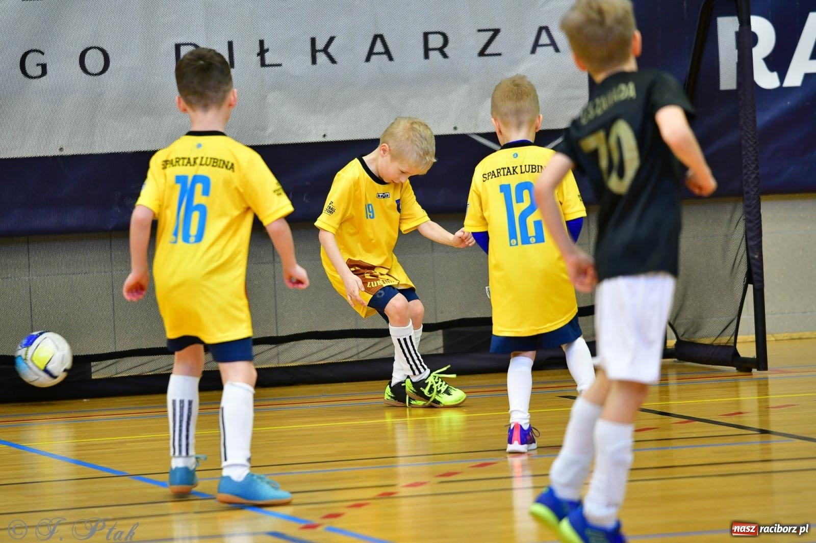 Zdjęcie w galerii na portalu naszraciborz.pl: Junior Futsal Cup. Zmagania skrzatów w hali OSiR Racibórz [FOTO] wiadomości z regionu