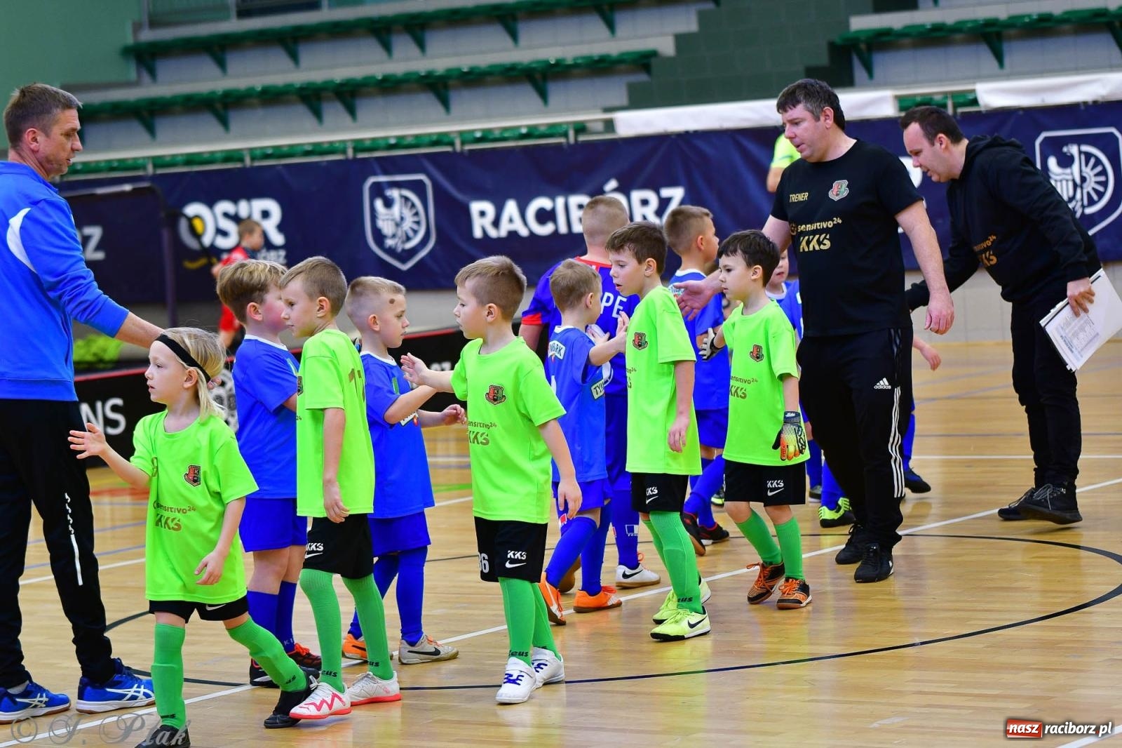 Zdjęcie w galerii na portalu naszraciborz.pl: Junior Futsal Cup. Zmagania skrzatów w hali OSiR Racibórz [FOTO] wiadomości z regionu