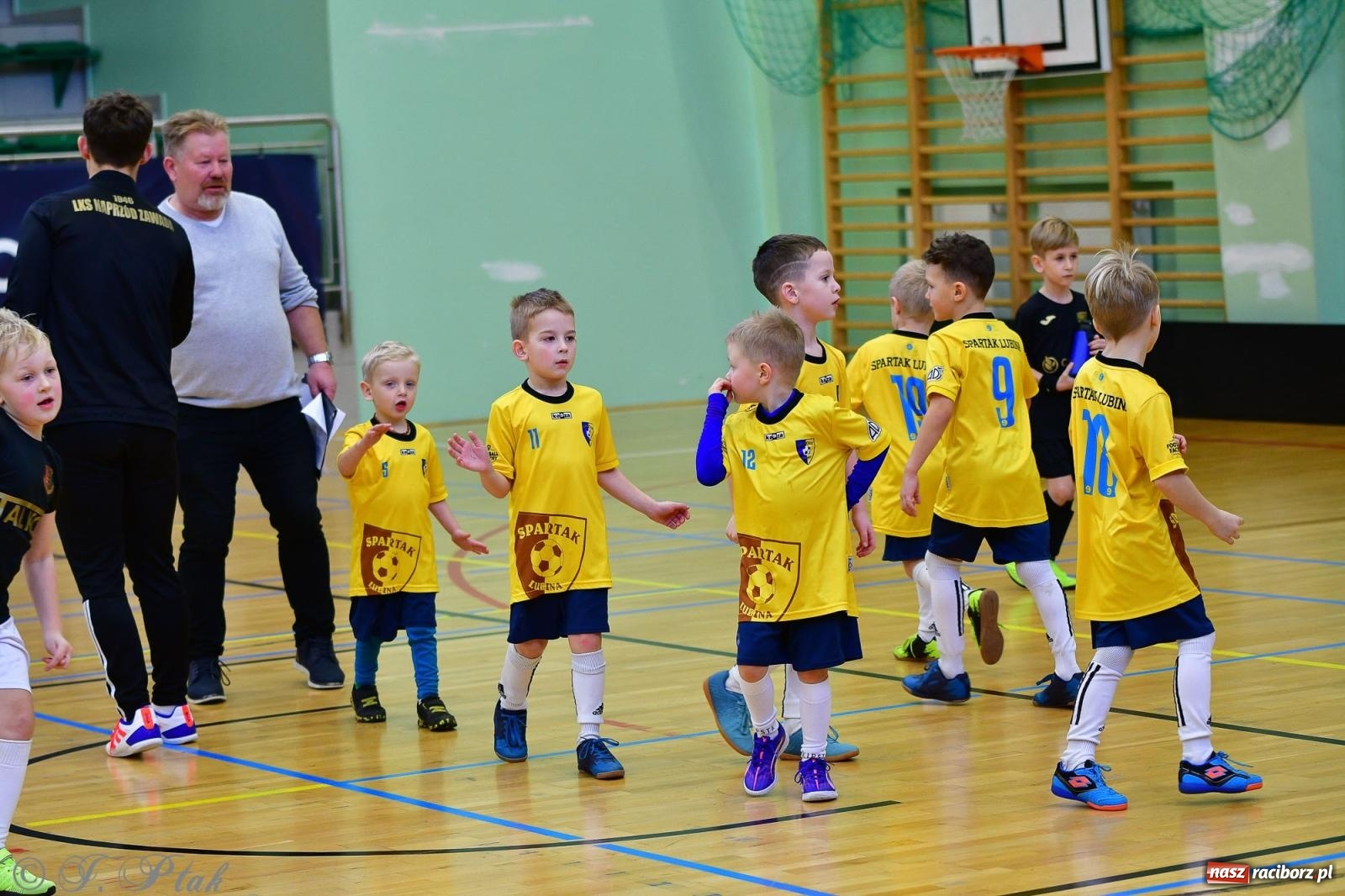 Zdjęcie w galerii na portalu naszraciborz.pl: Junior Futsal Cup. Zmagania skrzatów w hali OSiR Racibórz [FOTO] wiadomości z regionu