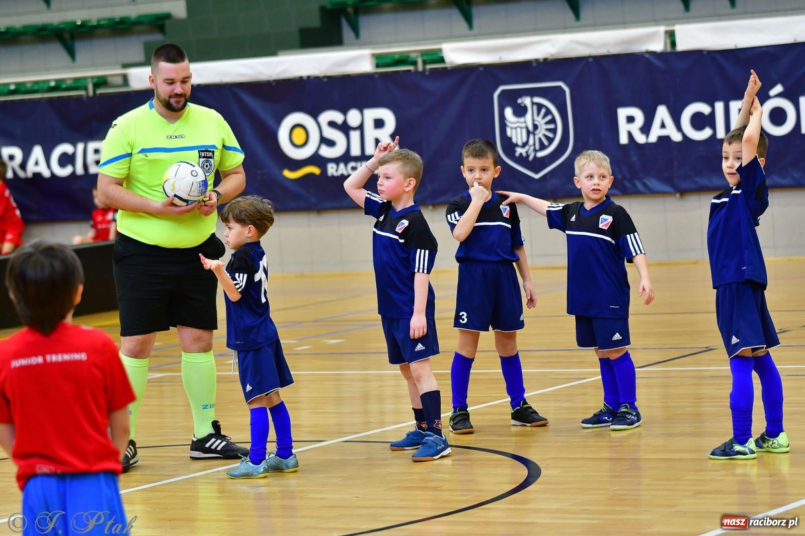 Zdjęcie w galerii na portalu naszraciborz.pl: Junior Futsal Cup. Zmagania skrzatów w hali OSiR Racibórz [FOTO] wiadomości z regionu