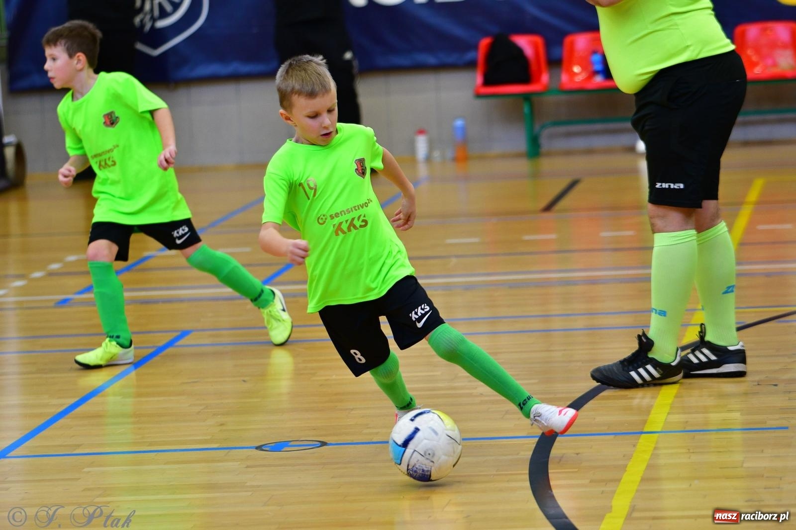 Zdjęcie w galerii na portalu naszraciborz.pl: Junior Futsal Cup. Zmagania skrzatów w hali OSiR Racibórz [FOTO] wiadomości z regionu