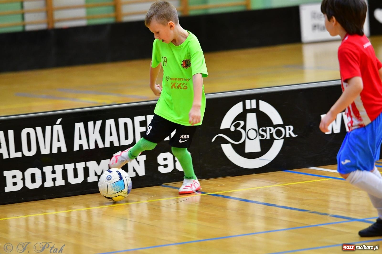 Zdjęcie w galerii na portalu naszraciborz.pl: Junior Futsal Cup. Zmagania skrzatów w hali OSiR Racibórz [FOTO] wiadomości z regionu