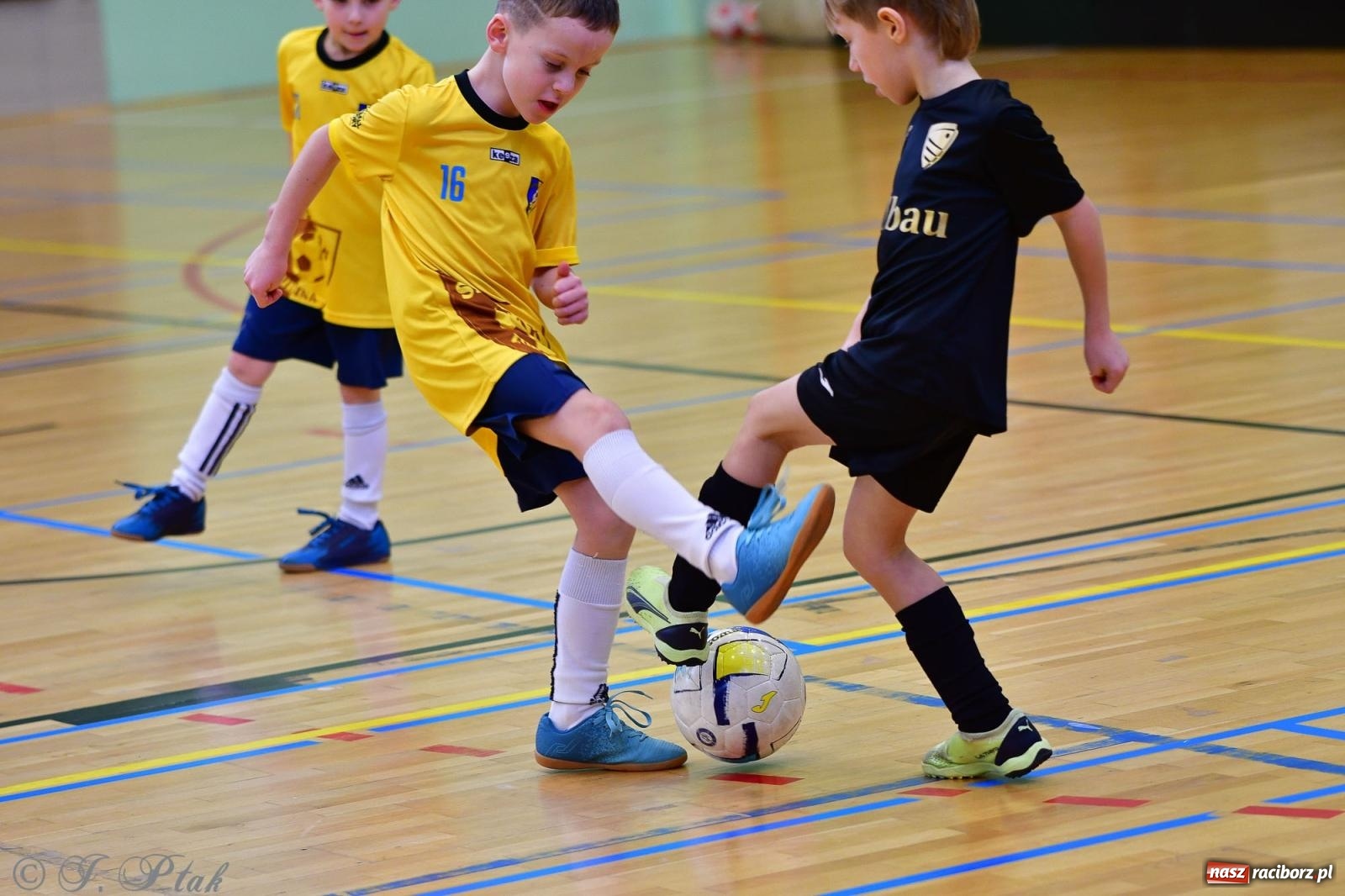 Zdjęcie w galerii na portalu naszraciborz.pl: Junior Futsal Cup. Zmagania skrzatów w hali OSiR Racibórz [FOTO] wiadomości z regionu