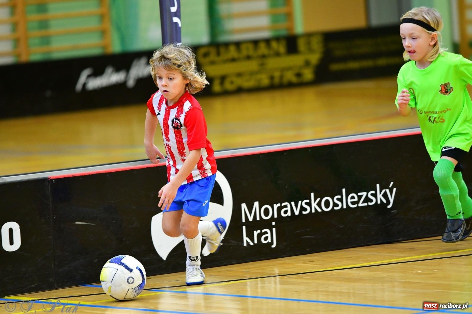 Zdjęcie w galerii na portalu naszraciborz.pl: Junior Futsal Cup. Zmagania skrzatów w hali OSiR Racibórz [FOTO] wiadomości z regionu