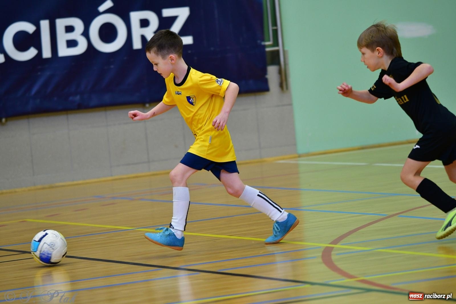Zdjęcie w galerii na portalu naszraciborz.pl: Junior Futsal Cup. Zmagania skrzatów w hali OSiR Racibórz [FOTO] wiadomości z regionu