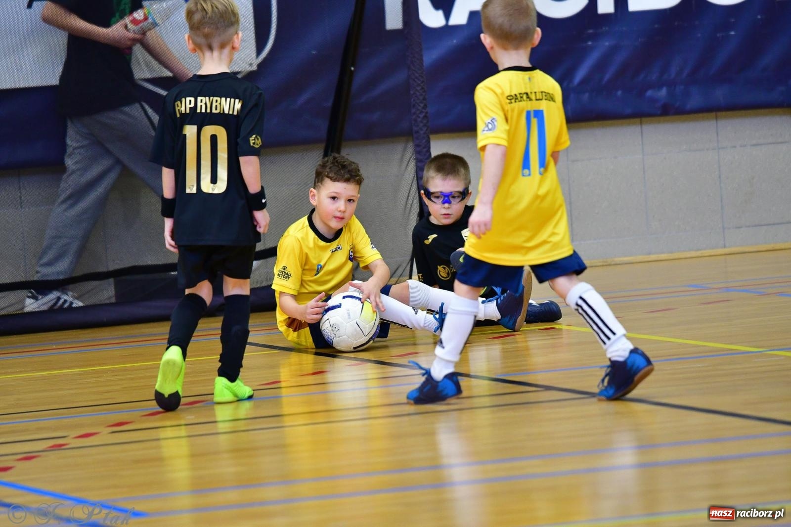 Zdjęcie w galerii na portalu naszraciborz.pl: Junior Futsal Cup. Zmagania skrzatów w hali OSiR Racibórz [FOTO] wiadomości z regionu