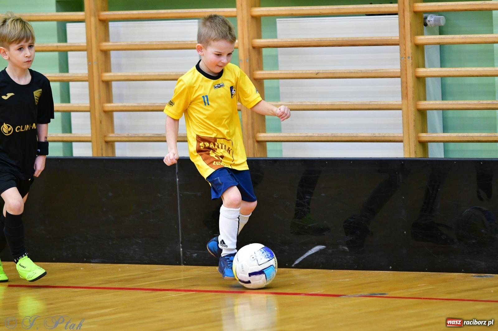 Zdjęcie w galerii na portalu naszraciborz.pl: Junior Futsal Cup. Zmagania skrzatów w hali OSiR Racibórz [FOTO] wiadomości z regionu