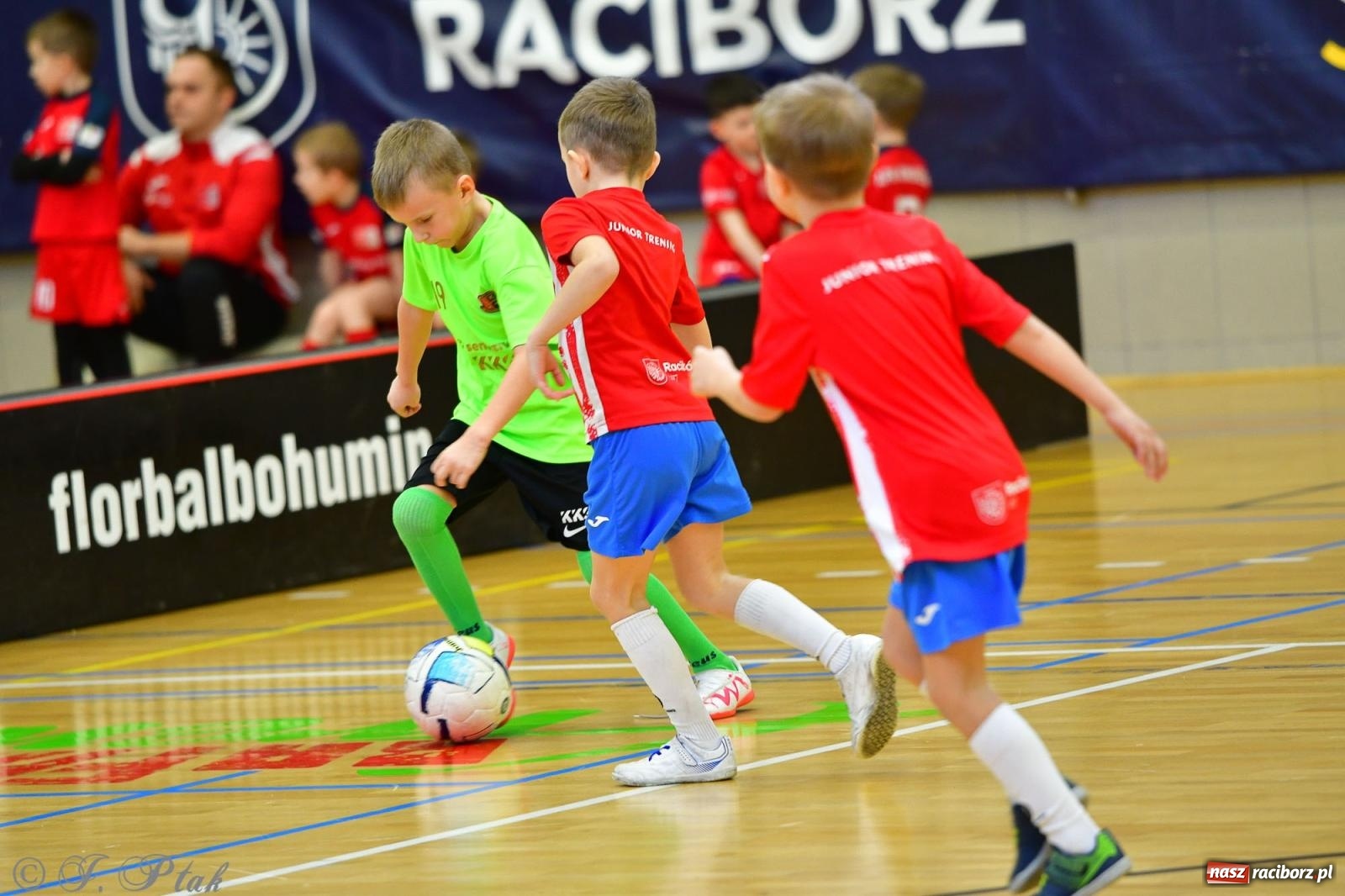 Zdjęcie w galerii na portalu naszraciborz.pl: Junior Futsal Cup. Zmagania skrzatów w hali OSiR Racibórz [FOTO] wiadomości z regionu