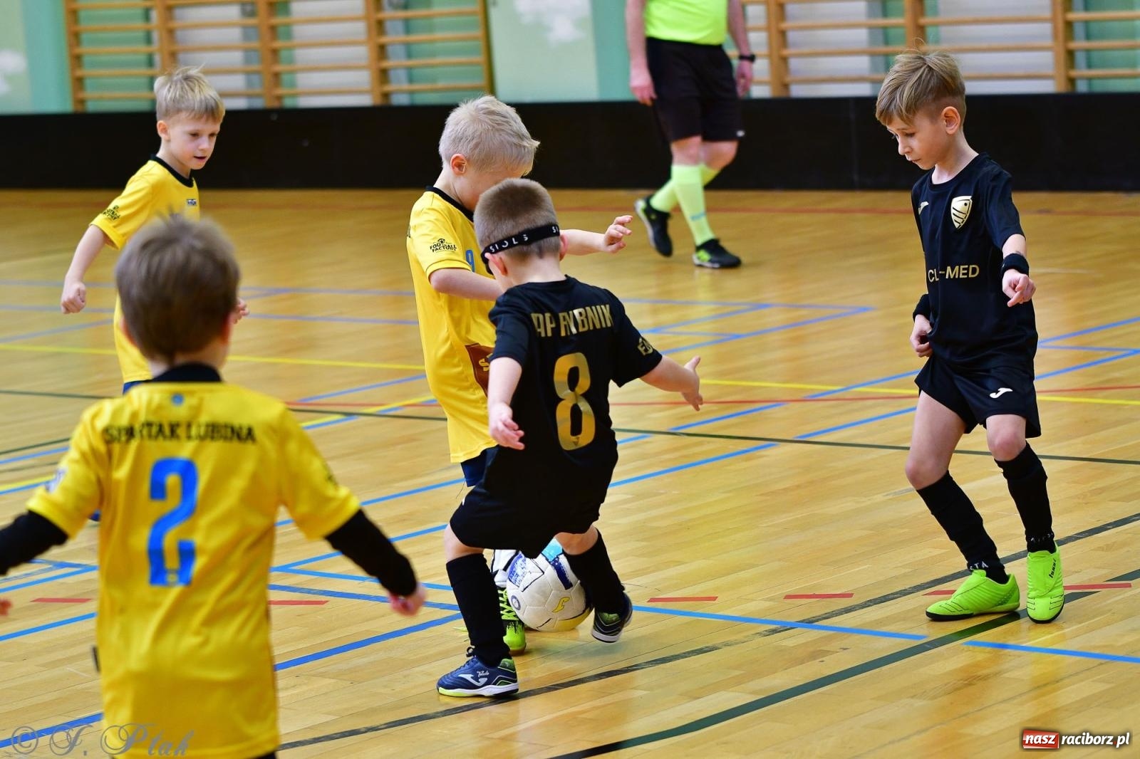 Zdjęcie w galerii na portalu naszraciborz.pl: Junior Futsal Cup. Zmagania skrzatów w hali OSiR Racibórz [FOTO] wiadomości z regionu