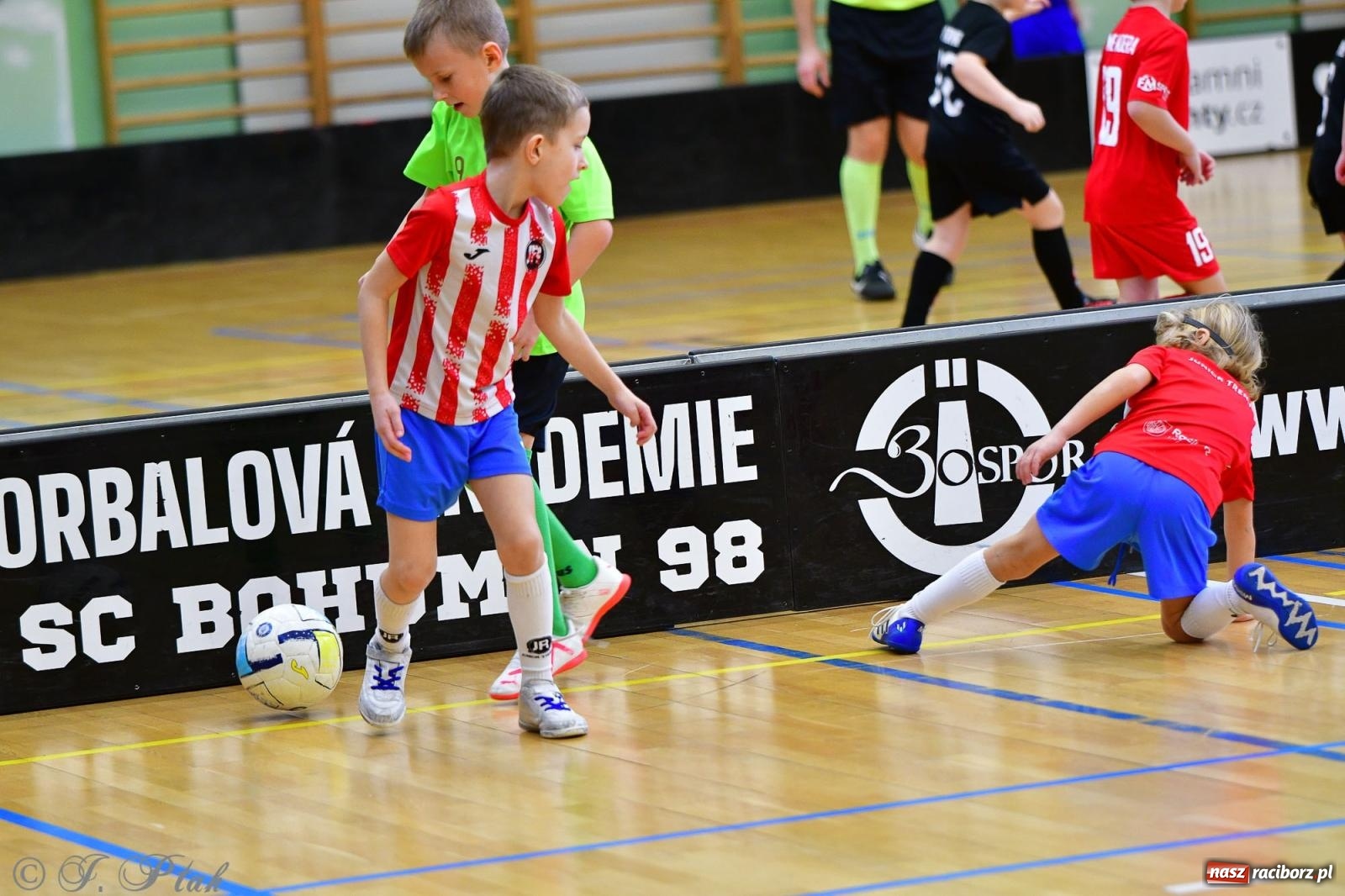 Zdjęcie w galerii na portalu naszraciborz.pl: Junior Futsal Cup. Zmagania skrzatów w hali OSiR Racibórz [FOTO] wiadomości z regionu