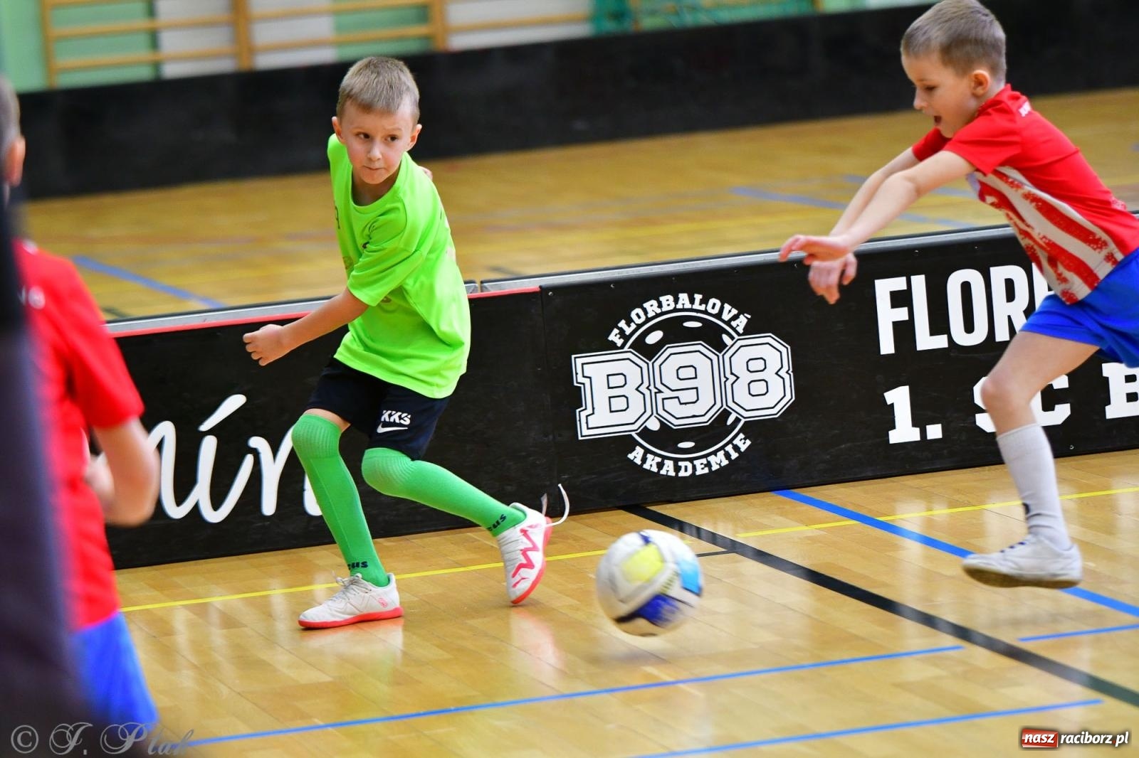 Zdjęcie w galerii na portalu naszraciborz.pl: Junior Futsal Cup. Zmagania skrzatów w hali OSiR Racibórz [FOTO] wiadomości z regionu