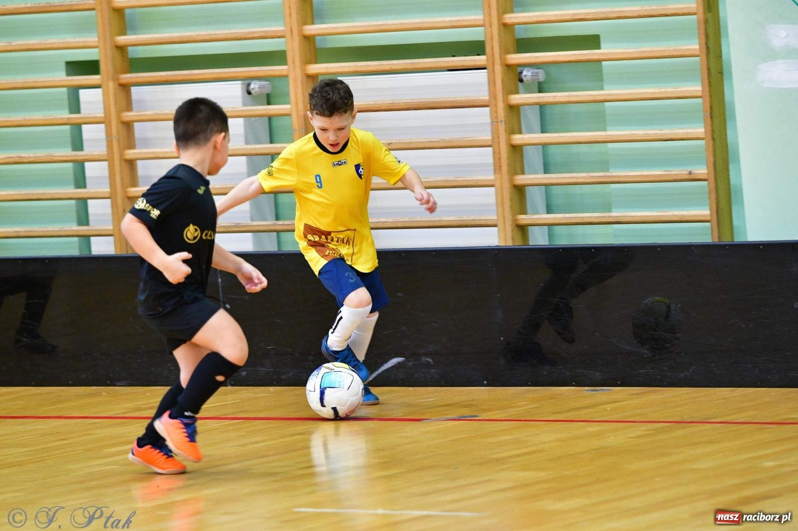 Zdjęcie w galerii na portalu naszraciborz.pl: Junior Futsal Cup. Zmagania skrzatów w hali OSiR Racibórz [FOTO] wiadomości z regionu