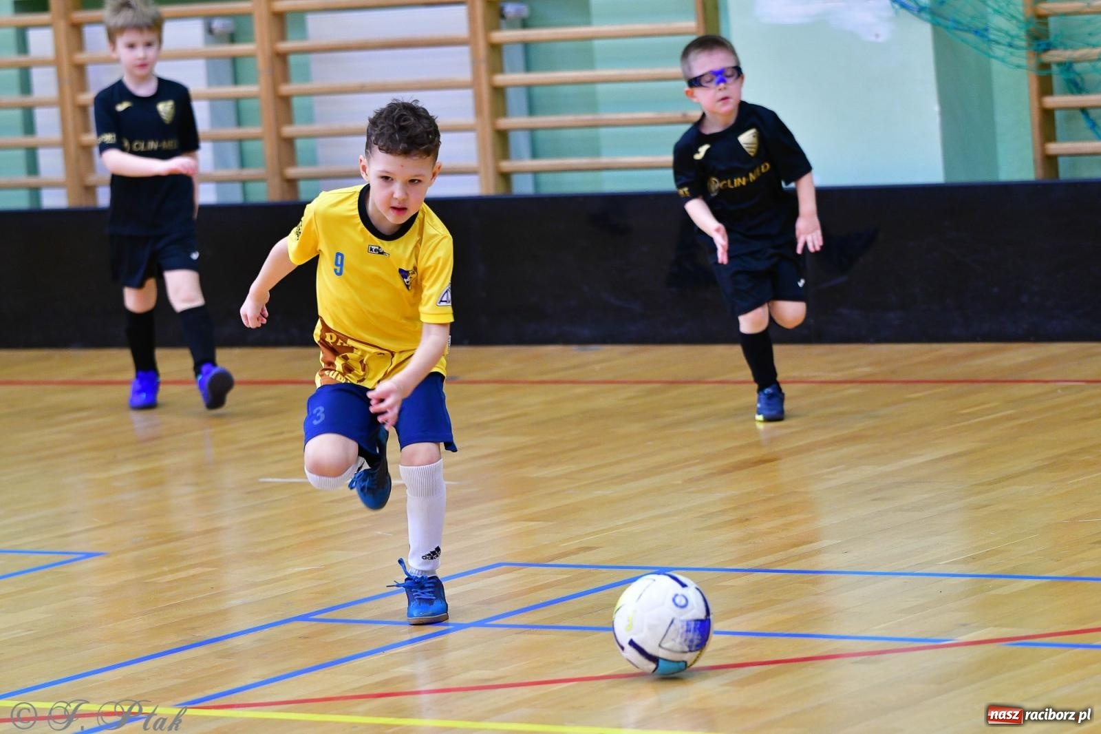 Zdjęcie w galerii na portalu naszraciborz.pl: Junior Futsal Cup. Zmagania skrzatów w hali OSiR Racibórz [FOTO] wiadomości z regionu