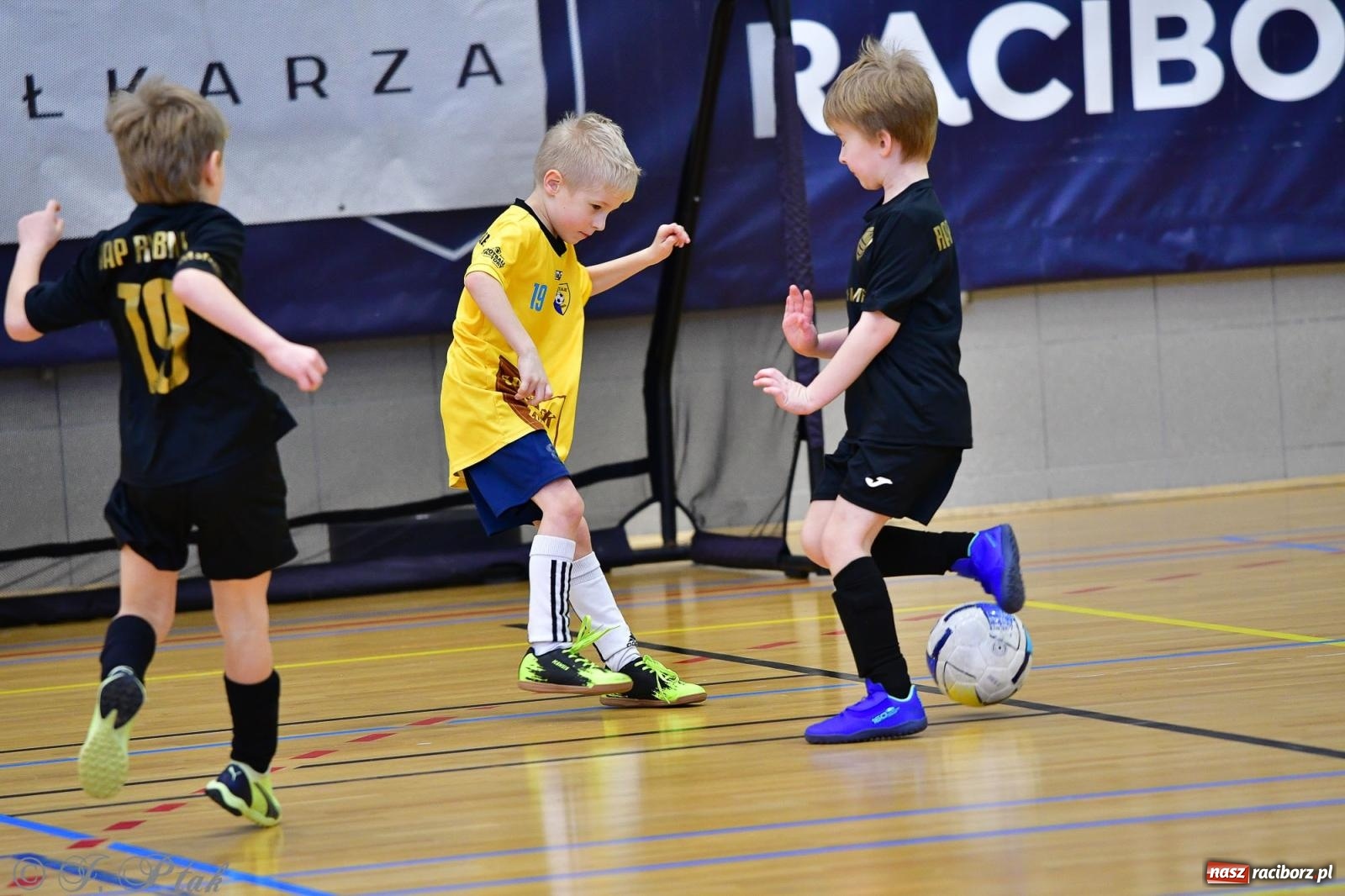 Zdjęcie w galerii na portalu naszraciborz.pl: Junior Futsal Cup. Zmagania skrzatów w hali OSiR Racibórz [FOTO] wiadomości z regionu