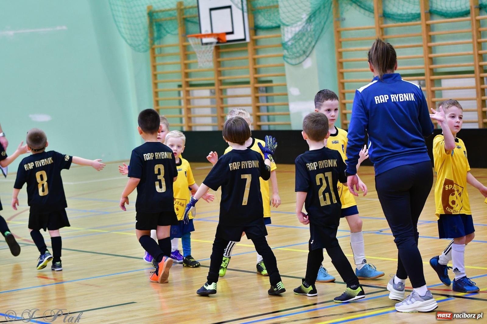 Zdjęcie w galerii na portalu naszraciborz.pl: Junior Futsal Cup. Zmagania skrzatów w hali OSiR Racibórz [FOTO] wiadomości z regionu