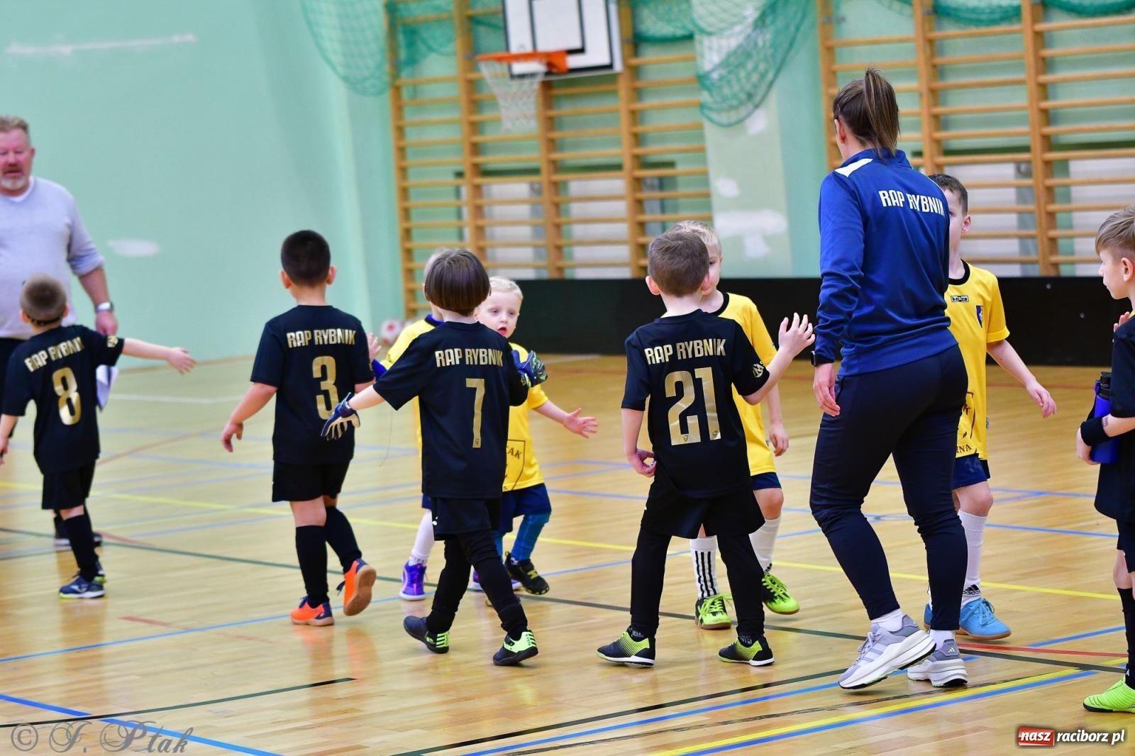 Zdjęcie w galerii na portalu naszraciborz.pl: Junior Futsal Cup. Zmagania skrzatów w hali OSiR Racibórz [FOTO] wiadomości z regionu