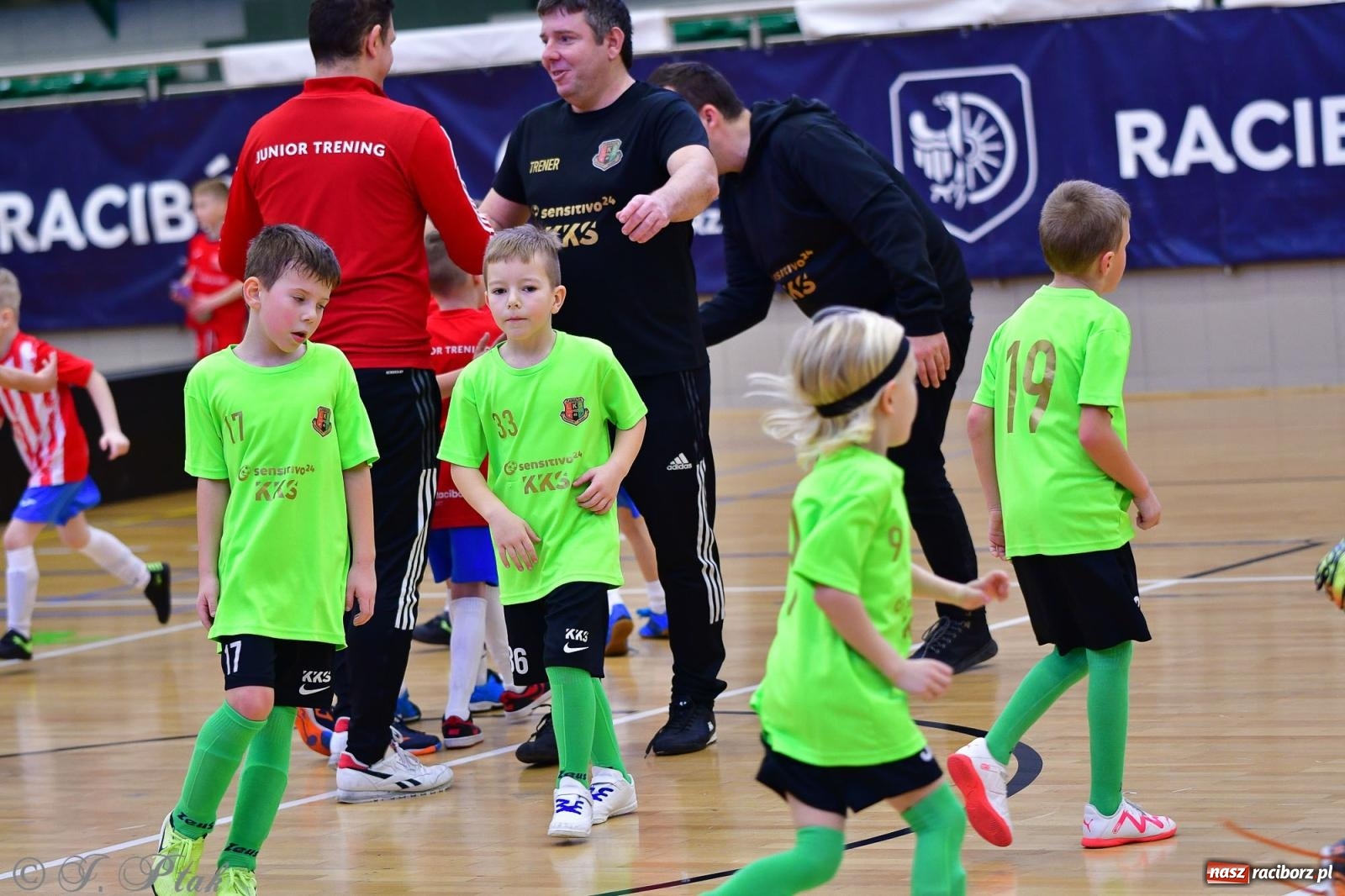 Zdjęcie w galerii na portalu naszraciborz.pl: Junior Futsal Cup. Zmagania skrzatów w hali OSiR Racibórz [FOTO] wiadomości z regionu