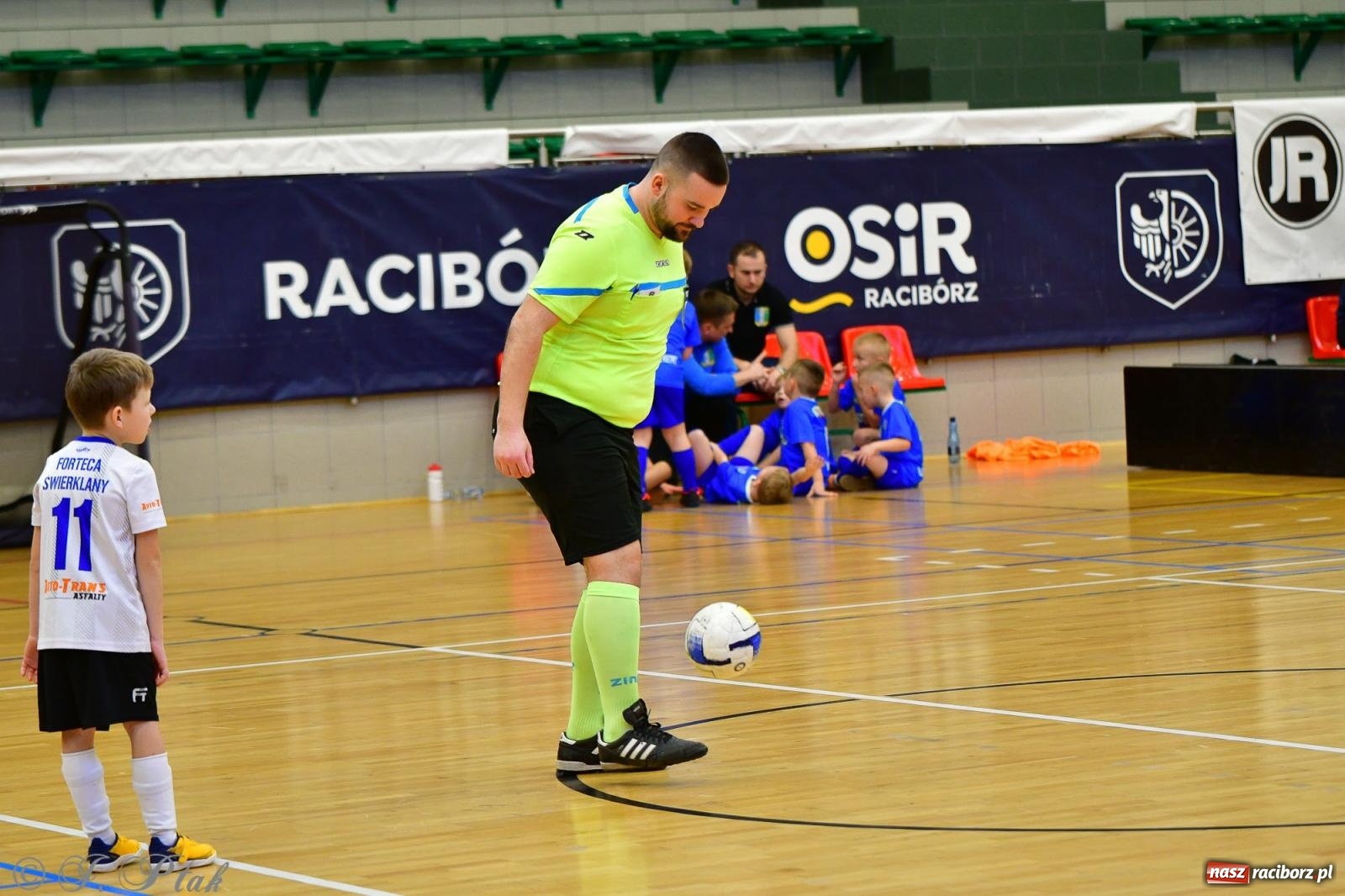 Zdjęcie w galerii na portalu naszraciborz.pl: Junior Futsal Cup. Zmagania skrzatów w hali OSiR Racibórz [FOTO] wiadomości z regionu