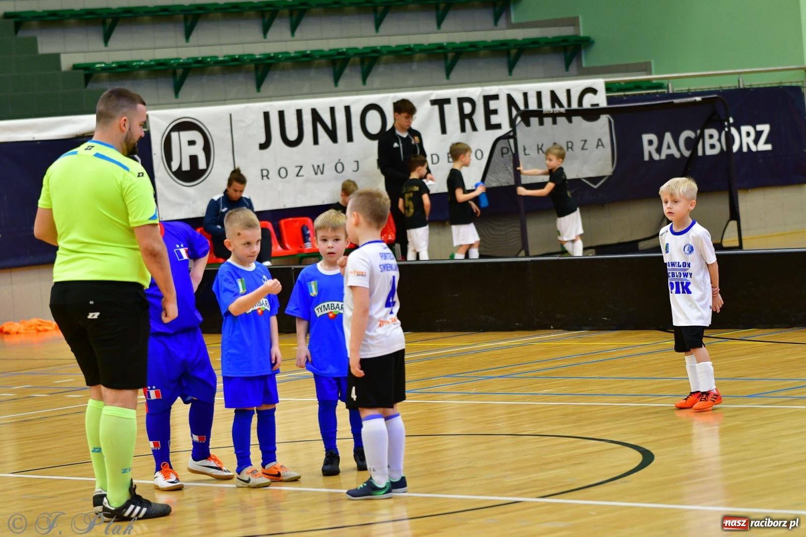 Zdjęcie w galerii na portalu naszraciborz.pl: Junior Futsal Cup. Zmagania skrzatów w hali OSiR Racibórz [FOTO] wiadomości z regionu