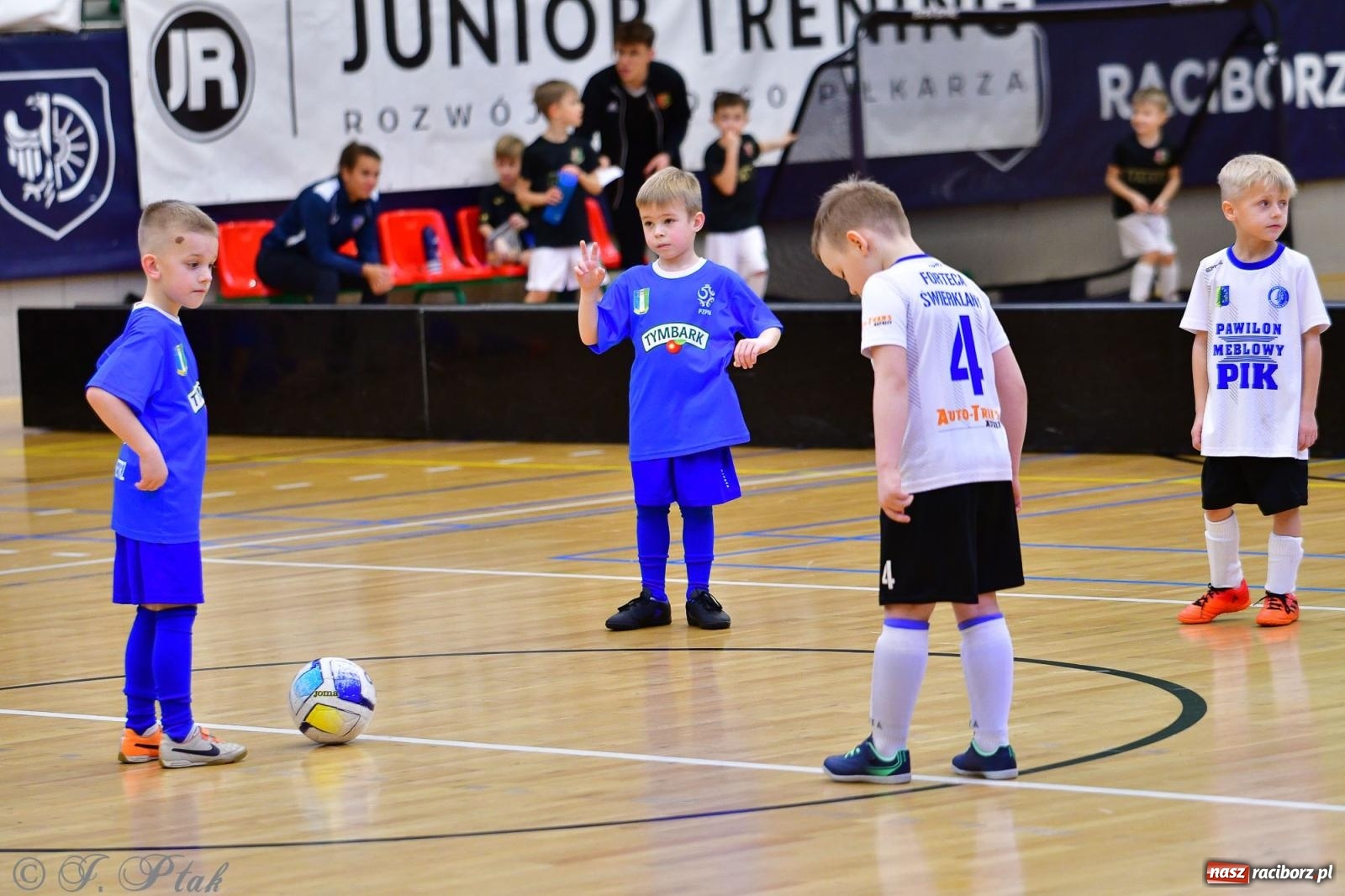 Zdjęcie w galerii na portalu naszraciborz.pl: Junior Futsal Cup. Zmagania skrzatów w hali OSiR Racibórz [FOTO] wiadomości z regionu